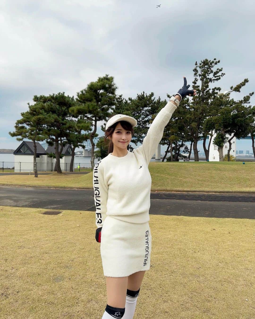 MAYUさんのインスタグラム写真 - (MAYUInstagram)「. 初めての18H歩きゴルフ⛳️🚶‍♀️✨ . いつもカートに乗ってほぼ歩かない私なので 帰り足パンパンで、全身の疲労感が凄かったよ。。🥹 でもなんだかんだ楽しかったので🙆🏻‍♀️ . 若洲ゴルフリンクスには初めて行ったんだけど 都内からすぐで、移動時間が短いのが最高〜🙌✨ あいにくのお天気で風も強いし寒かったから 今度は晴れた日に行きたいな☺️⛳️☀️ . ウェアは全身 @1piu1uguale3_golf 🤍 もこもこでかわいいの〜🤍 ニットってあたたかそうにみえて風通しが良くて寒いっていうのあるけど、これは内側に裏地がついててしっかりあたたかかった🥺❣️ . . 5枚目はちょうど頭のところにくっついて見えて 写真見返してて笑った🤣タケコプターみたい🤣 . #ゴルフ女子#ゴルフ#ゴルフウェア#ゴルフコーデ#若洲ゴルフリンクス#ウノピュ#ウノピュウノウグァーレトレ#golf#golfstagram#golflife#golfaddict#golfcourse#golfclub#golfday#golfgirl#1piu1uguale3#1piu1uguale3golf」11月21日 19時22分 - mayu.kina_golf