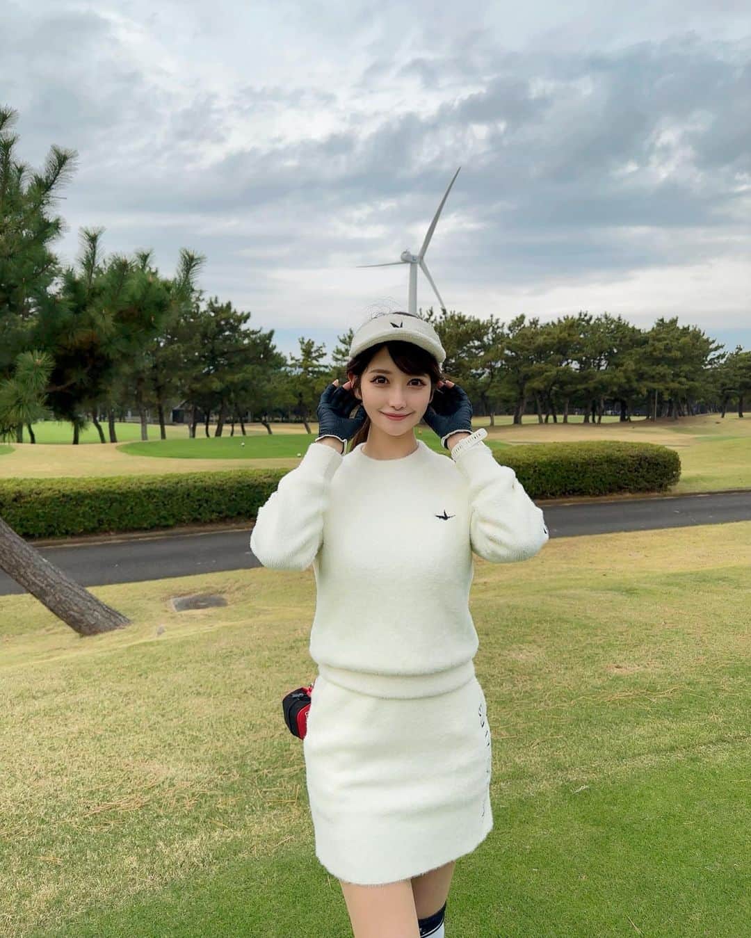 MAYUさんのインスタグラム写真 - (MAYUInstagram)「. 初めての18H歩きゴルフ⛳️🚶‍♀️✨ . いつもカートに乗ってほぼ歩かない私なので 帰り足パンパンで、全身の疲労感が凄かったよ。。🥹 でもなんだかんだ楽しかったので🙆🏻‍♀️ . 若洲ゴルフリンクスには初めて行ったんだけど 都内からすぐで、移動時間が短いのが最高〜🙌✨ あいにくのお天気で風も強いし寒かったから 今度は晴れた日に行きたいな☺️⛳️☀️ . ウェアは全身 @1piu1uguale3_golf 🤍 もこもこでかわいいの〜🤍 ニットってあたたかそうにみえて風通しが良くて寒いっていうのあるけど、これは内側に裏地がついててしっかりあたたかかった🥺❣️ . . 5枚目はちょうど頭のところにくっついて見えて 写真見返してて笑った🤣タケコプターみたい🤣 . #ゴルフ女子#ゴルフ#ゴルフウェア#ゴルフコーデ#若洲ゴルフリンクス#ウノピュ#ウノピュウノウグァーレトレ#golf#golfstagram#golflife#golfaddict#golfcourse#golfclub#golfday#golfgirl#1piu1uguale3#1piu1uguale3golf」11月21日 19時22分 - mayu.kina_golf