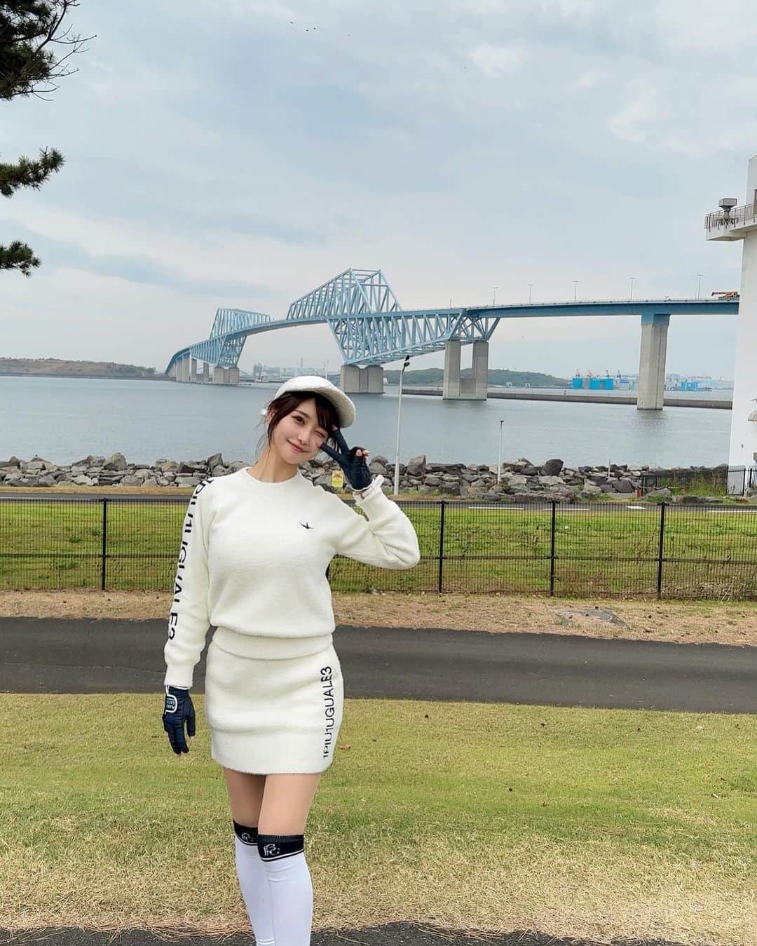 MAYUさんのインスタグラム写真 - (MAYUInstagram)「. 初めての18H歩きゴルフ⛳️🚶‍♀️✨ . いつもカートに乗ってほぼ歩かない私なので 帰り足パンパンで、全身の疲労感が凄かったよ。。🥹 でもなんだかんだ楽しかったので🙆🏻‍♀️ . 若洲ゴルフリンクスには初めて行ったんだけど 都内からすぐで、移動時間が短いのが最高〜🙌✨ あいにくのお天気で風も強いし寒かったから 今度は晴れた日に行きたいな☺️⛳️☀️ . ウェアは全身 @1piu1uguale3_golf 🤍 もこもこでかわいいの〜🤍 ニットってあたたかそうにみえて風通しが良くて寒いっていうのあるけど、これは内側に裏地がついててしっかりあたたかかった🥺❣️ . . 5枚目はちょうど頭のところにくっついて見えて 写真見返してて笑った🤣タケコプターみたい🤣 . #ゴルフ女子#ゴルフ#ゴルフウェア#ゴルフコーデ#若洲ゴルフリンクス#ウノピュ#ウノピュウノウグァーレトレ#golf#golfstagram#golflife#golfaddict#golfcourse#golfclub#golfday#golfgirl#1piu1uguale3#1piu1uguale3golf」11月21日 19時22分 - mayu.kina_golf