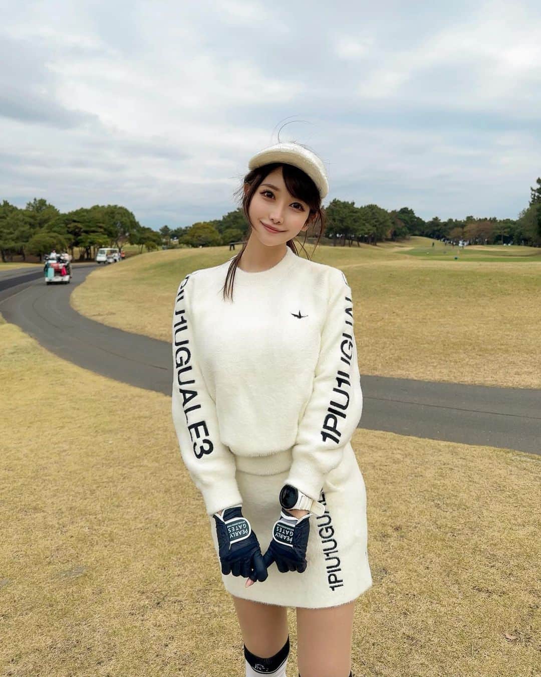 MAYUさんのインスタグラム写真 - (MAYUInstagram)「. 初めての18H歩きゴルフ⛳️🚶‍♀️✨ . いつもカートに乗ってほぼ歩かない私なので 帰り足パンパンで、全身の疲労感が凄かったよ。。🥹 でもなんだかんだ楽しかったので🙆🏻‍♀️ . 若洲ゴルフリンクスには初めて行ったんだけど 都内からすぐで、移動時間が短いのが最高〜🙌✨ あいにくのお天気で風も強いし寒かったから 今度は晴れた日に行きたいな☺️⛳️☀️ . ウェアは全身 @1piu1uguale3_golf 🤍 もこもこでかわいいの〜🤍 ニットってあたたかそうにみえて風通しが良くて寒いっていうのあるけど、これは内側に裏地がついててしっかりあたたかかった🥺❣️ . . 5枚目はちょうど頭のところにくっついて見えて 写真見返してて笑った🤣タケコプターみたい🤣 . #ゴルフ女子#ゴルフ#ゴルフウェア#ゴルフコーデ#若洲ゴルフリンクス#ウノピュ#ウノピュウノウグァーレトレ#golf#golfstagram#golflife#golfaddict#golfcourse#golfclub#golfday#golfgirl#1piu1uguale3#1piu1uguale3golf」11月21日 19時22分 - mayu.kina_golf