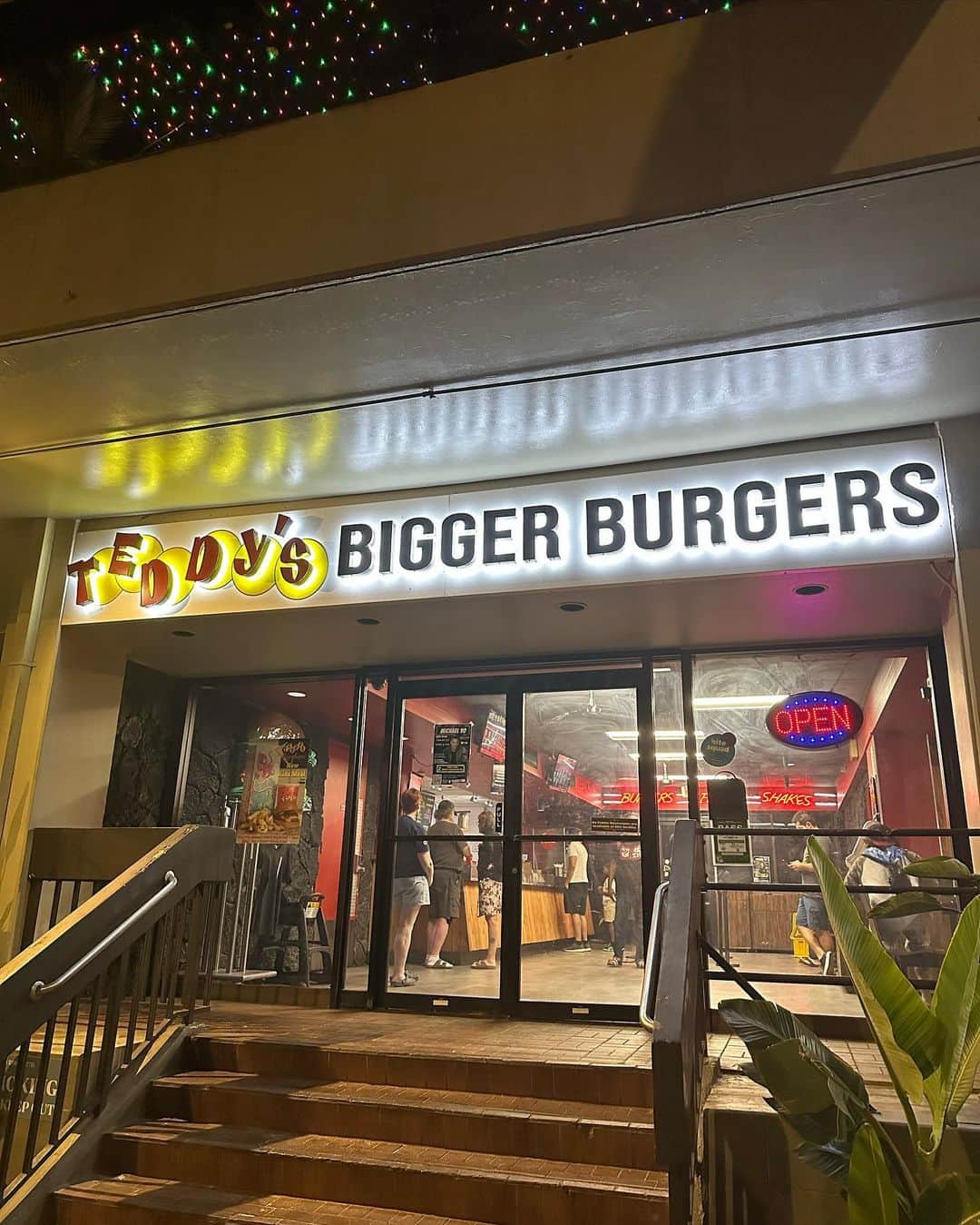 林みなほさんのインスタグラム写真 - (林みなほInstagram)「📍Teddy's Bigger Burgers Waikiki (テディーズ・ビガー・バーガー)  ハワイに来たら必ず食べるイチオシのハンバーガーチェーン🍔HONOLULU ZOOのすぐ近くにあります🐘  カネオヘ　$19.98+tip  あーもう本当に美味しい🤤 なんでこんなに美味しいの。。 んーたまらんっっっ  このハワイ旅、友達がたくさん写真や動画を撮ってくれて本当に投稿が充実しておりますが、 写真より動画の私が、リアルな私です←笑😇  相変わらず食べるの大好きで、 決してキラキラ系じゃございません🫶😇  そして、モリモリ食べて、 この旅、+5kgは覚悟で臨んでいますw🤣 帰国したら年末までにまた落とすぞおおお😂💓  tops… @norc.jp  skirt… @cosstores_jp   リクエストにお応えして… #急に始まった食リポシリーズ #1つ目の動画は局アナ時代の食リポテンションw #リアクション芸で特に味の説明はない← #2つ目の動画はほぼ素 #写真は映えるために撮っております #動画が現実」11月21日 19時26分 - hayashiminaho