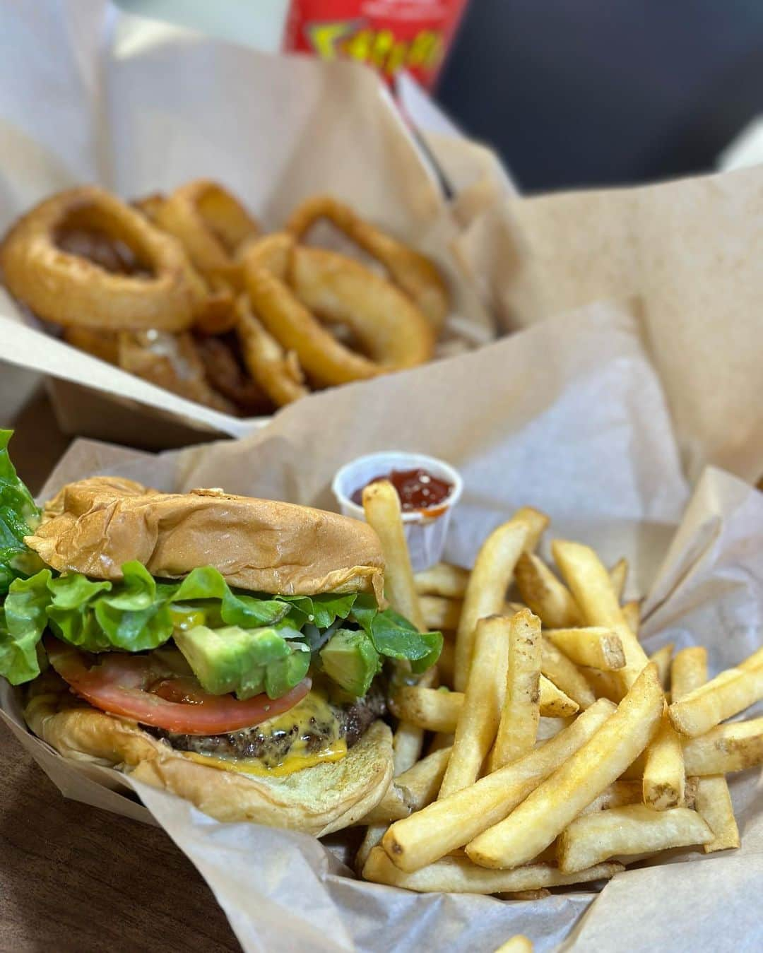 林みなほさんのインスタグラム写真 - (林みなほInstagram)「📍Teddy's Bigger Burgers Waikiki (テディーズ・ビガー・バーガー)  ハワイに来たら必ず食べるイチオシのハンバーガーチェーン🍔HONOLULU ZOOのすぐ近くにあります🐘  カネオヘ　$19.98+tip  あーもう本当に美味しい🤤 なんでこんなに美味しいの。。 んーたまらんっっっ  このハワイ旅、友達がたくさん写真や動画を撮ってくれて本当に投稿が充実しておりますが、 写真より動画の私が、リアルな私です←笑😇  相変わらず食べるの大好きで、 決してキラキラ系じゃございません🫶😇  そして、モリモリ食べて、 この旅、+5kgは覚悟で臨んでいますw🤣 帰国したら年末までにまた落とすぞおおお😂💓  tops… @norc.jp  skirt… @cosstores_jp   リクエストにお応えして… #急に始まった食リポシリーズ #1つ目の動画は局アナ時代の食リポテンションw #リアクション芸で特に味の説明はない← #2つ目の動画はほぼ素 #写真は映えるために撮っております #動画が現実」11月21日 19時26分 - hayashiminaho