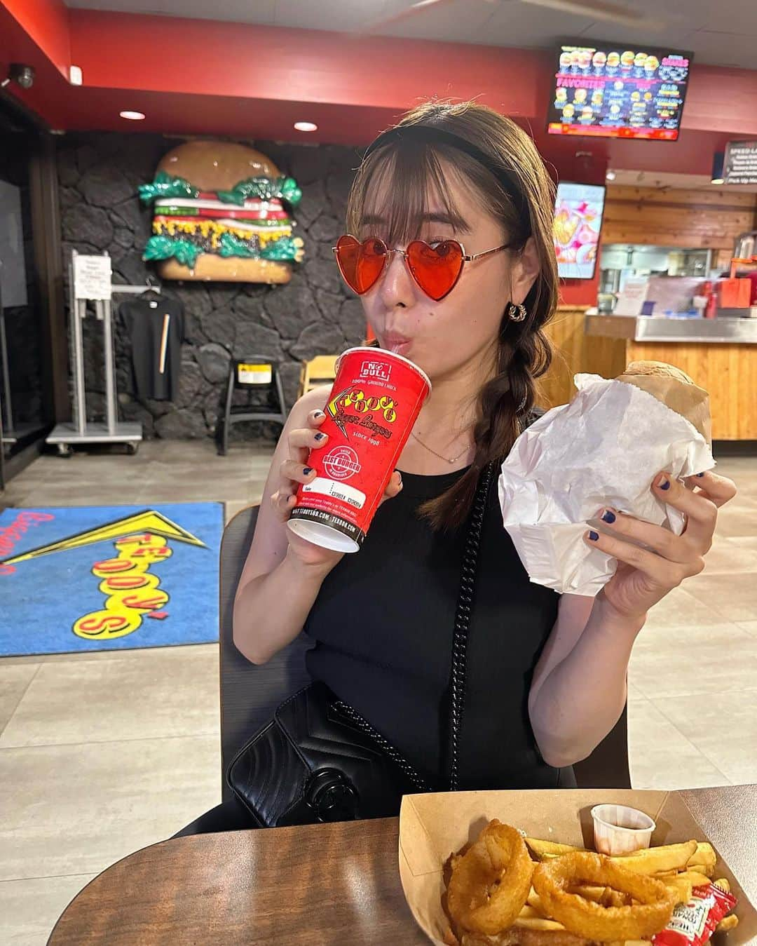 林みなほさんのインスタグラム写真 - (林みなほInstagram)「📍Teddy's Bigger Burgers Waikiki (テディーズ・ビガー・バーガー)  ハワイに来たら必ず食べるイチオシのハンバーガーチェーン🍔HONOLULU ZOOのすぐ近くにあります🐘  カネオヘ　$19.98+tip  あーもう本当に美味しい🤤 なんでこんなに美味しいの。。 んーたまらんっっっ  このハワイ旅、友達がたくさん写真や動画を撮ってくれて本当に投稿が充実しておりますが、 写真より動画の私が、リアルな私です←笑😇  相変わらず食べるの大好きで、 決してキラキラ系じゃございません🫶😇  そして、モリモリ食べて、 この旅、+5kgは覚悟で臨んでいますw🤣 帰国したら年末までにまた落とすぞおおお😂💓  tops… @norc.jp  skirt… @cosstores_jp   リクエストにお応えして… #急に始まった食リポシリーズ #1つ目の動画は局アナ時代の食リポテンションw #リアクション芸で特に味の説明はない← #2つ目の動画はほぼ素 #写真は映えるために撮っております #動画が現実」11月21日 19時26分 - hayashiminaho