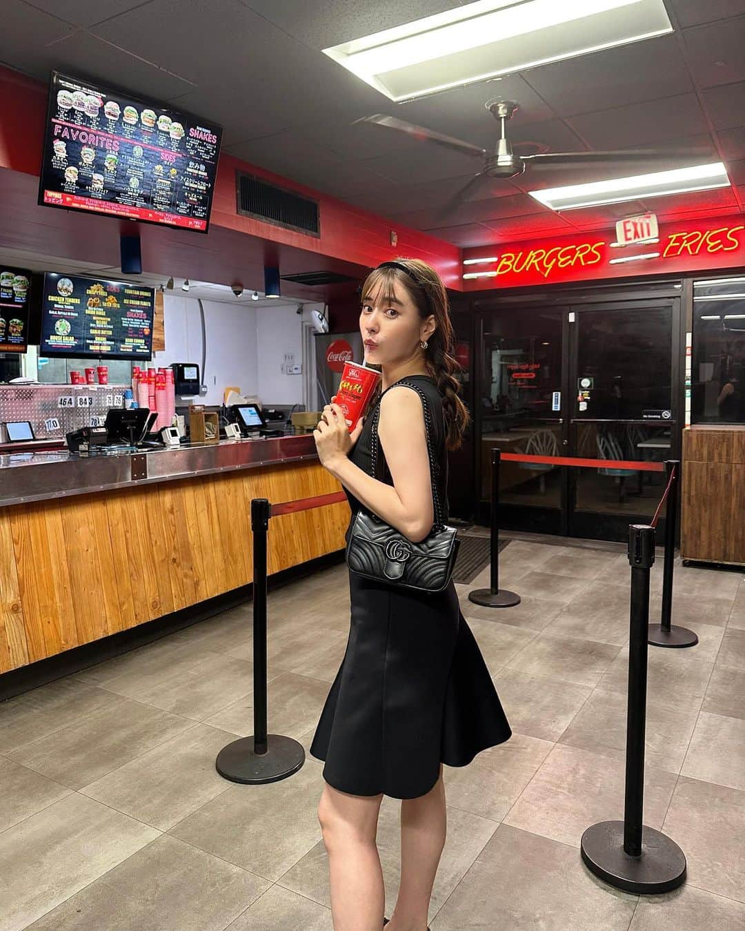 林みなほさんのインスタグラム写真 - (林みなほInstagram)「📍Teddy's Bigger Burgers Waikiki (テディーズ・ビガー・バーガー)  ハワイに来たら必ず食べるイチオシのハンバーガーチェーン🍔HONOLULU ZOOのすぐ近くにあります🐘  カネオヘ　$19.98+tip  あーもう本当に美味しい🤤 なんでこんなに美味しいの。。 んーたまらんっっっ  このハワイ旅、友達がたくさん写真や動画を撮ってくれて本当に投稿が充実しておりますが、 写真より動画の私が、リアルな私です←笑😇  相変わらず食べるの大好きで、 決してキラキラ系じゃございません🫶😇  そして、モリモリ食べて、 この旅、+5kgは覚悟で臨んでいますw🤣 帰国したら年末までにまた落とすぞおおお😂💓  tops… @norc.jp  skirt… @cosstores_jp   リクエストにお応えして… #急に始まった食リポシリーズ #1つ目の動画は局アナ時代の食リポテンションw #リアクション芸で特に味の説明はない← #2つ目の動画はほぼ素 #写真は映えるために撮っております #動画が現実」11月21日 19時26分 - hayashiminaho