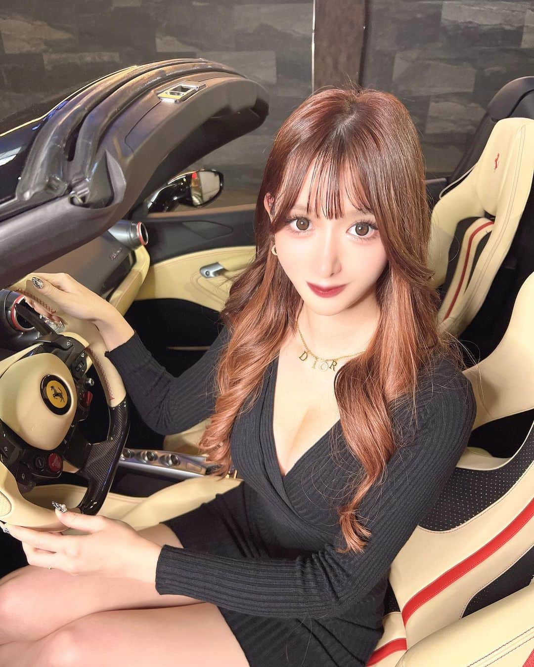 ゆうめろさんのインスタグラム写真 - (ゆうめろInstagram)「ジャングルラウンジで撮影した時の🚗³₃ 今週も出勤してるので遊びに来て下さい💗 ・ 今日は、 @clair_annex で毛穴クレンジングをしてもらったよ！ 肌の毛穴汚れが取れて肌のトーンが上がった👼🏻✨💭 ・ なんと！ゆうめろの紹介で！ ・ 💗リンパデトックスマッサージ 効果：むくみ、くすみ、こり 💗ビタミンCイオン導入 効果：ニキビ跡、シミ、くすみ 💗毛穴洗浄スクライバー 効果：ザラつき、角栓、毛穴汚れ 💗超音波毛穴クレンジング 効果：毛穴詰まり、黒ずみ、肌荒れ予防 💗高周波ハイフルクエンシー 効果：肌荒れ、消炎、殺菌 💗V3カッサ 効果：リフトアップ、小顔、むくみ ・ この中のうちの一つが無料で体験出来ちゃいます…😊💕 興味ある人は、私にDM下さい‪💌 ͗ ͗‬ 場所は、渋谷です❀( ⸝⸝•ᴗ•⸝⸝ )❀ ・ #フェラーリ #ferrari #高級車 #ラウンジ嬢 #ジャングルラウンジ  #無料フェイシャル #渋谷エステ #新感覚エステ #エステサロン #肌質改善 #clair_annex #渋谷フェイシャルサロン  PR @clair_annex」11月21日 19時34分 - yk.o0