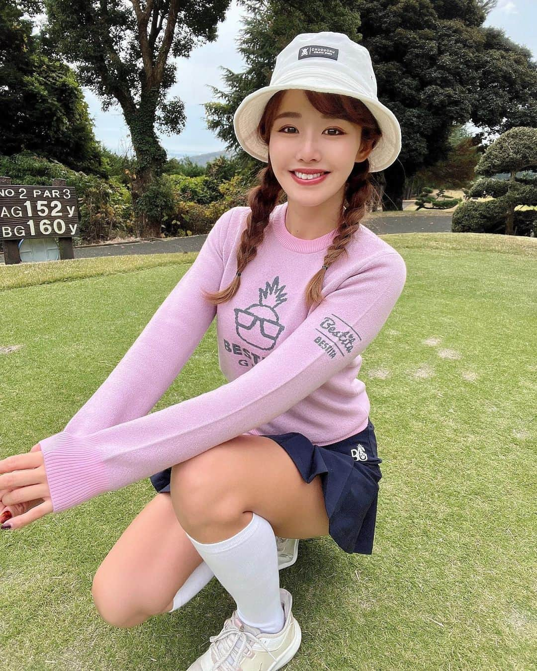 Yuuさんのインスタグラム写真 - (YuuInstagram)「三つ編みの先っちょは外に巻くよ💕  @bestitagolf のおNEWウェア💖 冬でもパイナポーかわいい🍍✨ ネイビーのスカートは足長見え効果ですき😳 あったかベストワンピは着膨れしないからおすすめです😍  ショットは左向いて引っ掛けたб(//x//) でも良きショットでしたww  #元内ゆう #おはゆう#おはゆうチャンネル #ガチゴルフ女子 #ゴルフ女子 #ゴルフバカ #ゴルフスクール #ゴルフウェア #ゴルフ女子コーデ #ゴルフスイング  #ロマロ #RomaRo #アッタスシャフト#アッタスダァーッス #ロマロのアイアン」11月21日 19時59分 - yuu1115yuu