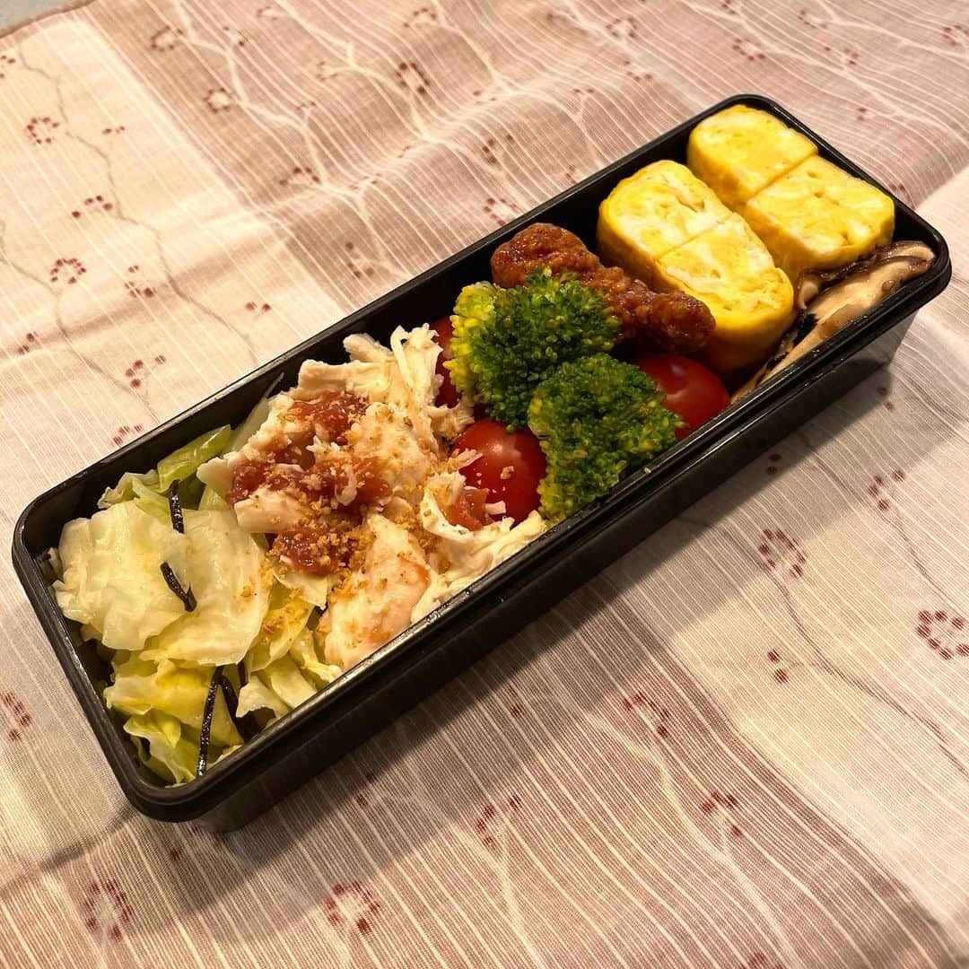 水野真紀さんのインスタグラム写真 - (水野真紀Instagram)「久々の女優かーさん弁当🍱  ①卵をバターで焼いた②グリルで焼いた椎茸に醤油ちょろっとたらした③冷凍品のレバーカツ（生協）⑤🍅🥦⑥鶏ハム風に調理したササミをほぐして梅干しで和えてスリゴマ少々⑦蒸しキャベツにオリーブオイルたらして塩昆布トッピング  焼き椎茸、蒸しキャベツ、ほぐしたササミは冷蔵庫にあったモノ😂品数多いけど、大した仕事はしておりません😂  貰って嬉しい超高級梅干し😭🙏  #女優かーさんによる男子弁当」11月21日 20時48分 - maki_mizuno_official