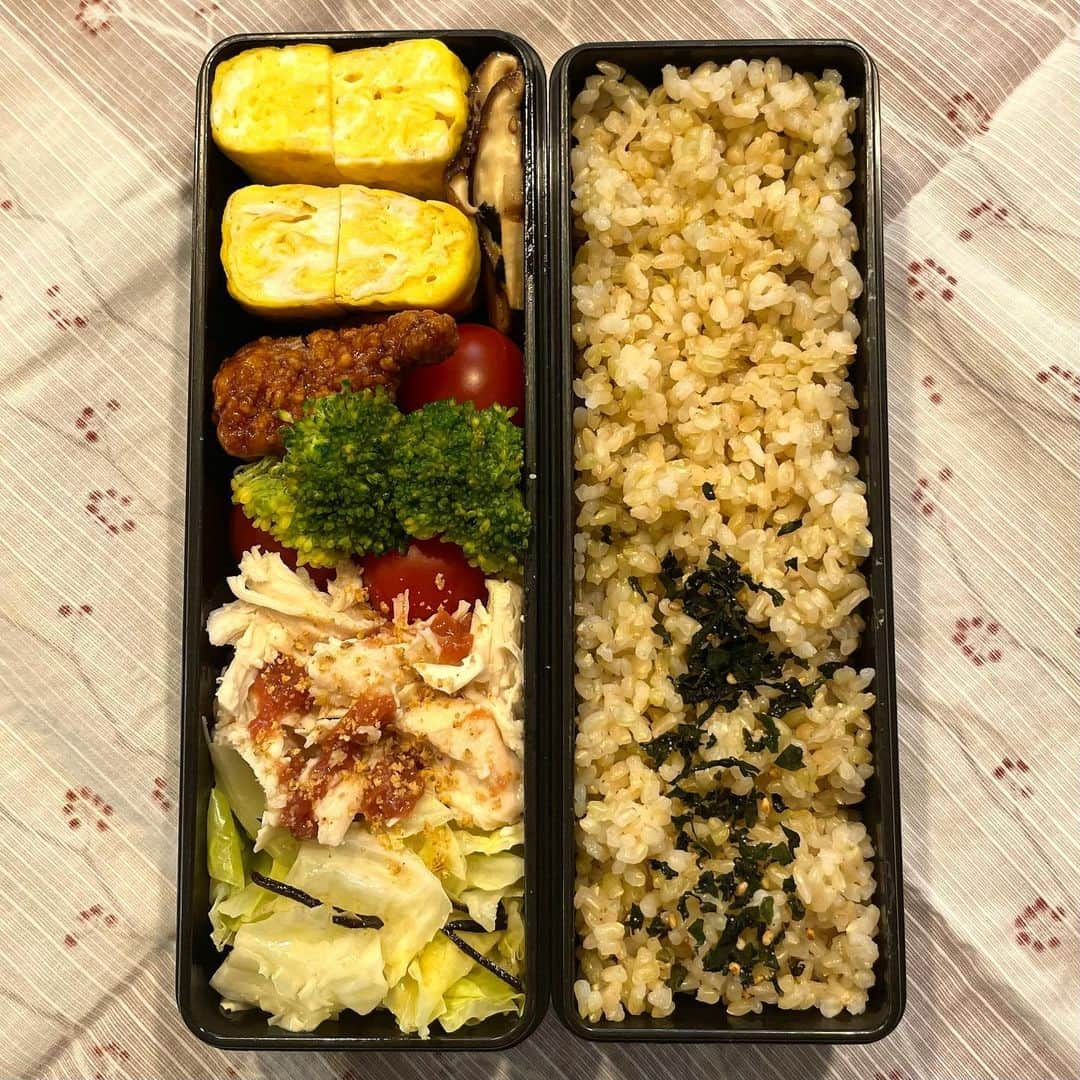 水野真紀さんのインスタグラム写真 - (水野真紀Instagram)「久々の女優かーさん弁当🍱  ①卵をバターで焼いた②グリルで焼いた椎茸に醤油ちょろっとたらした③冷凍品のレバーカツ（生協）⑤🍅🥦⑥鶏ハム風に調理したササミをほぐして梅干しで和えてスリゴマ少々⑦蒸しキャベツにオリーブオイルたらして塩昆布トッピング  焼き椎茸、蒸しキャベツ、ほぐしたササミは冷蔵庫にあったモノ😂品数多いけど、大した仕事はしておりません😂  貰って嬉しい超高級梅干し😭🙏  #女優かーさんによる男子弁当」11月21日 20時48分 - maki_mizuno_official