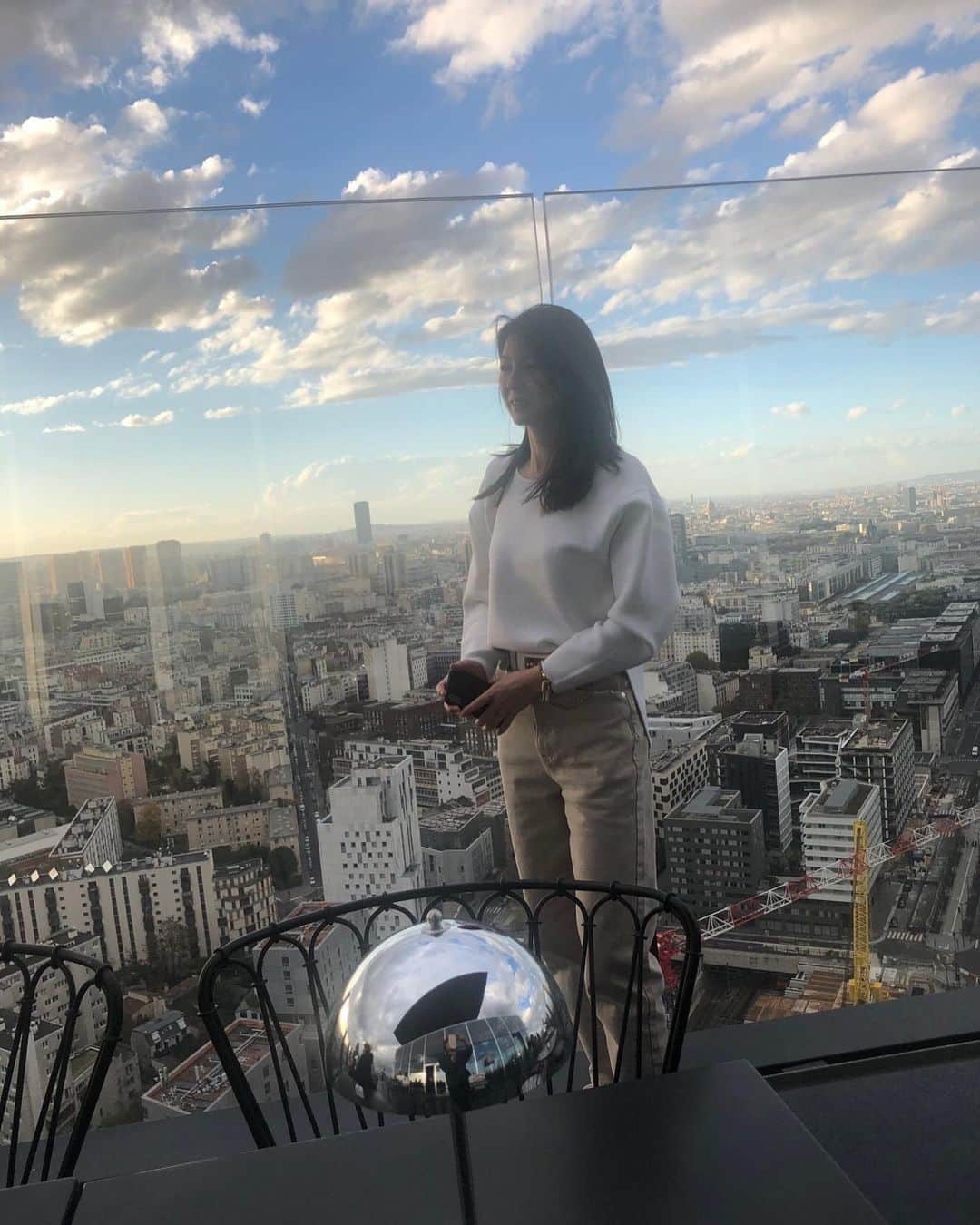 雨宮塔子さんのインスタグラム写真 - (雨宮塔子Instagram)「最近13区にできたホテル、TOO HOTELのSky bar に行ってきました😎  ストーリーズにあげましたが、風の音、聞こえます？  結局テラスは寒すぎて拷問で、動画や写真を撮っただけで、そそくさと室内へ。 夏はホテル最上階のテラス、気持ちいいだろうなぁ💕  パリを一望するのは7年ぶりだったような😂  @toohotelparis  #le TOO Tac Tac bar  #髪ぼっさぼさ」11月22日 0時12分 - amemiya.toko