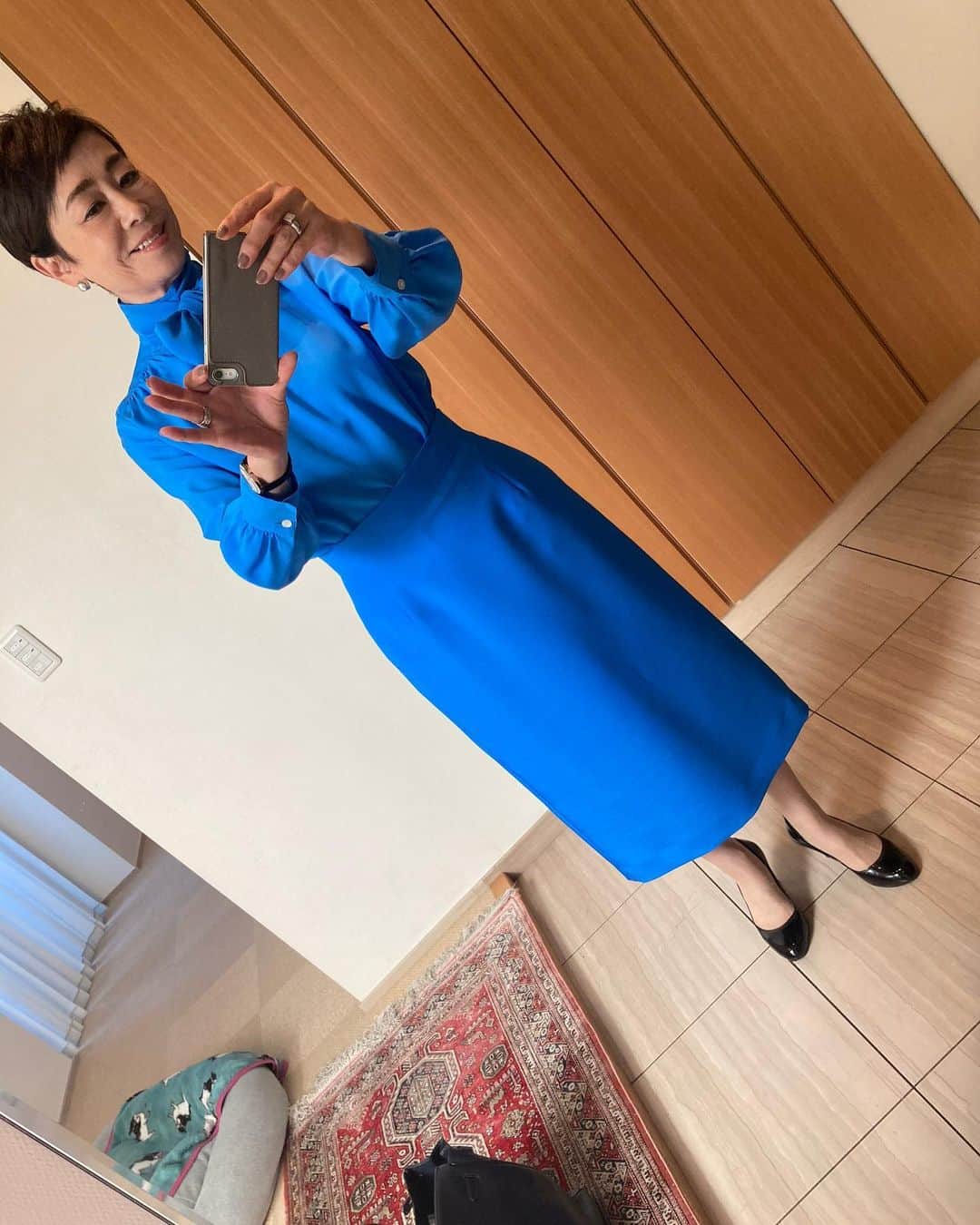 安藤優子さんのインスタグラム写真 - (安藤優子Instagram)「オールブルー‼️  お早うございます‼️  本日はこれから横浜にて講演会をさせていただきます。  ので、本日はブルーのボウタイブラウスとスカートをチョイスしました。  上に羽織ったハーフコートも同じブルーです。  すべて#ミカコ・ナカムラさんのものです。  分かりづらいですが、時計は#ティファニー 、バッグは本日も資料を詰め込んでいるので（笑）#hermes のバーキンにしました。このバーキンはすんごい昔にロンドンでオーダーしたものです。よく見ると傷だらけですが、頑張ってくれています。  リンは本日も快走‼️  では行ってきます！  #オールブルーコーデ   #フレンチブルドッグ  #安藤優子」11月22日 8時56分 - yukoando0203