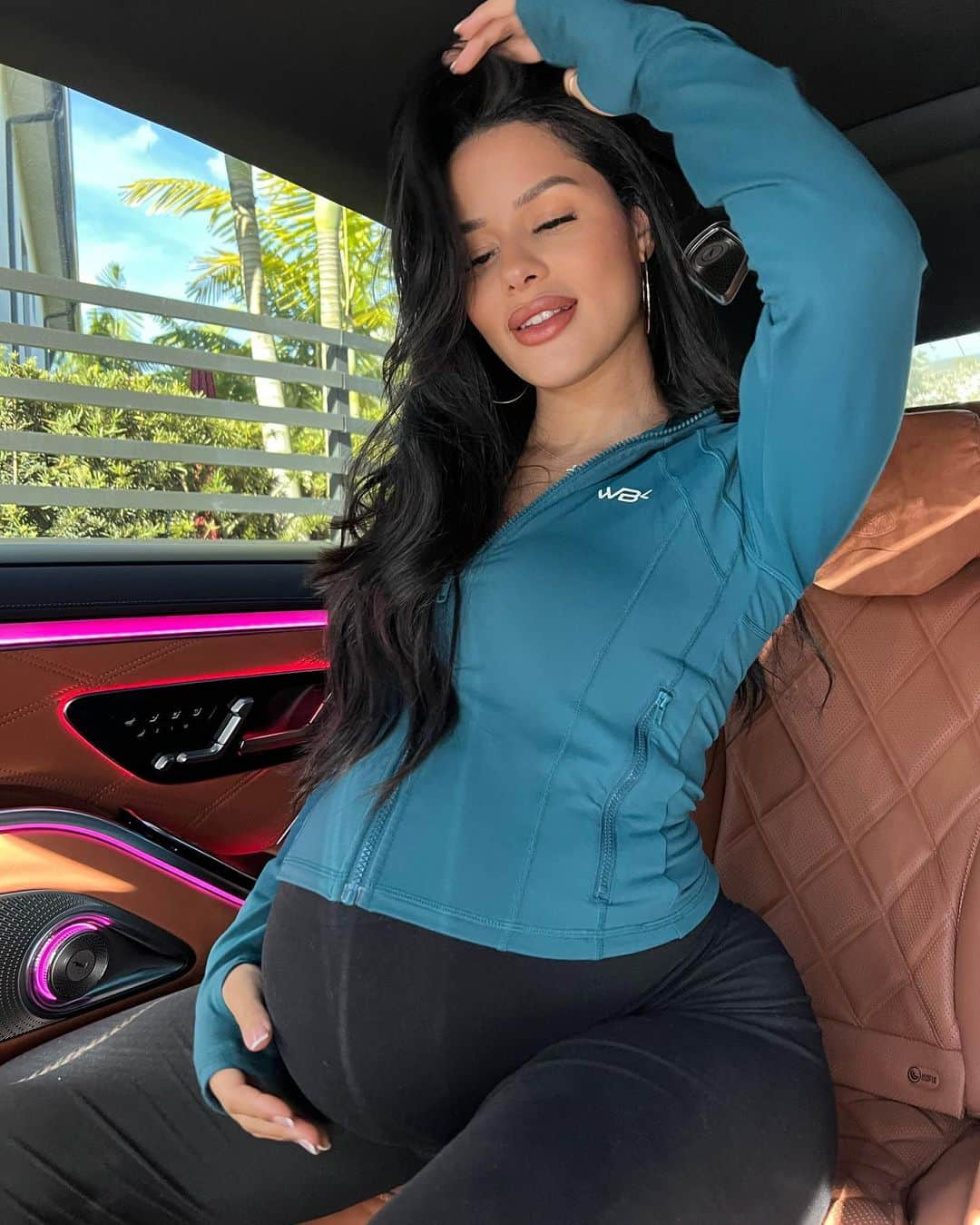 Katya Elise Henryさんのインスタグラム写真 - (Katya Elise HenryInstagram)「Get in loser… we’re going shopping 💁🏽‍♀️ don’t forget the @wbkfit Black Friday Sale is goin downnnn! Use code BLACKOUTKAT at checkout, link in bio.」11月22日 10時55分 - katyaelisehenry