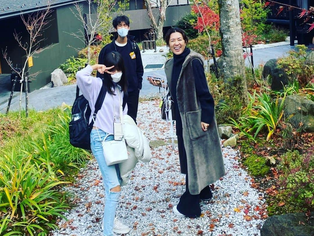 大草直子さんのインスタグラム写真 - (大草直子Instagram)「ハワイから帰り、サンディエゴチームも戻り。出張明けなのにお休みをもらい、箱根へ♨️🍁ありがとう😊  泣いたり笑ったり、怒ったりしても、次の日の朝は、美味しくごはんを食べる🍚🍵それが家族。  ひなは、ロンドン🇬🇧で元気にしています😎 @amarc_official  @fufu_hakone  #素敵なお宿でしたが #お酒まわりは #惜しい #😎 #朝ごはんは #とてもおいしかった #少食マヤも #たくさん食べました @aton_tokyo の #ニットアップに @theory_luxe_official の #ジレ #ハワイで買ったバッグ #最初の１枚は #なぜか動画だた」11月22日 12時06分 - naokookusa