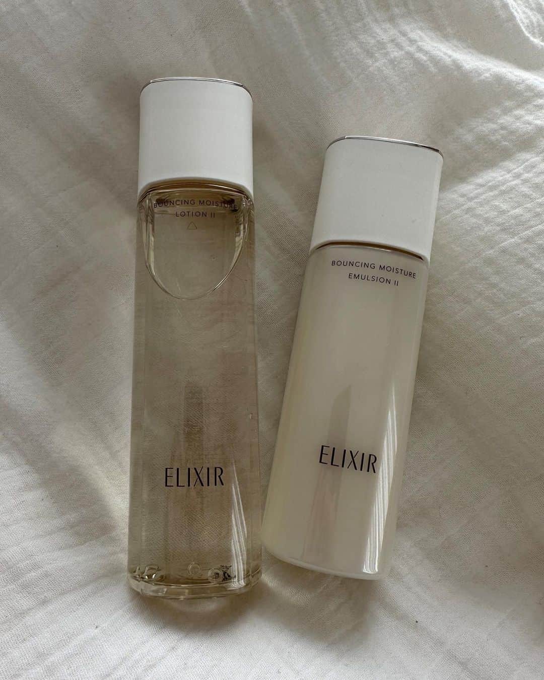 RIKACOさんのインスタグラム写真 - (RIKACOInstagram)「こんにちは！すっかり秋になりましたねー🍁お肌の調子はどうですか？最近お気に入りの先日リニューアル発売された @elixir_official_shiseido エイジングケア*の化粧水・乳液！スッとなじんで滑らかな肌触り〜ベタつかないのに吸いつくようなもっちり感が良い感じ。 ハリとうるおいに満ちた「つや玉」出来てるかな～ 優しい香りも気に入ってる😊 .  効果や保湿力は同じのテクスチャーが３タイプあるから 季節や気分に合わせてセレクトするのもありだね👍 私はⅡのしっとりタイプを使用！ ボトルはなんとリサイクル樹脂を使用したエコボトル❤️ 今の時代にはいい提案だよね😘  ◆エリクシール リフトモイスト ローション SP (医薬部外品)　 ◆エリクシール リフトモイスト エマルジョン SP (医薬部外品)　  #タイアップ　 #エリクシール　 #化粧水 #乳液　 #エイジングケア　 #いまコラーゲンを語りたい　 #立て直すハリうるおい  *エイジングケア…年齢に応じたうるおいケア」11月22日 13時24分 - rikaco_official