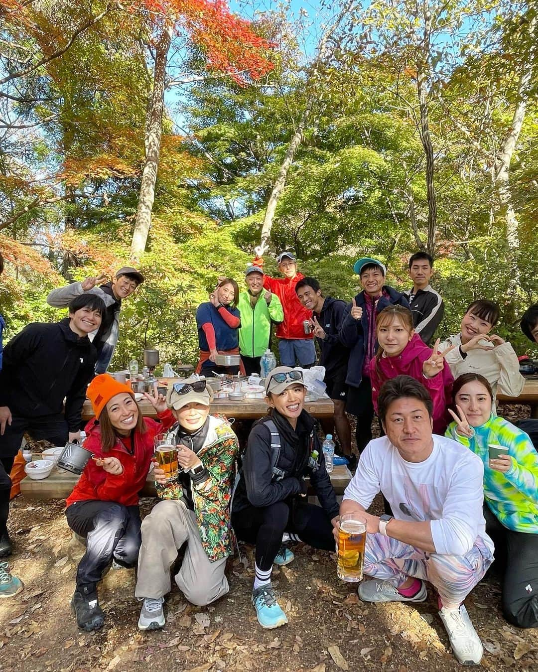 坪井ミサトさんのインスタグラム写真 - (坪井ミサトInstagram)「朋さん @tomomi_fitness  の #朋トレ トレイルイベント🏔🍴🍻に参加してきました！  @takao_mountain_house からスタート！ 最近は走って登ることが多かったけど この日はゆっくり歩いて山頂へ✨ 普段じっくり見ない景色や紅葉を たくさん堪能できました😊  天気も良くて 綺麗な富士山も見れた〜🗻  そして今回のメイン @yama_messi_yuka の山メシ🤤 もー写真見てください！！ レベルが高すぎて美味しすぎて幸せでした🥹💖  朋トレのメンバーさんみんな優しくて、 本当に楽しいイベントでした🥰  動いて美味しいご飯食べて、 これぞ幸せ！！！ ビール🍺もちゃっかり😋  ともさんありがとうございました💖  #山メシ #高尾山 #山 #トレイル #ハイキング #fitness #fitnessgirl #run #running #sport #foodie #山ビール #富士山 #紅葉」11月22日 14時45分 - misato1030