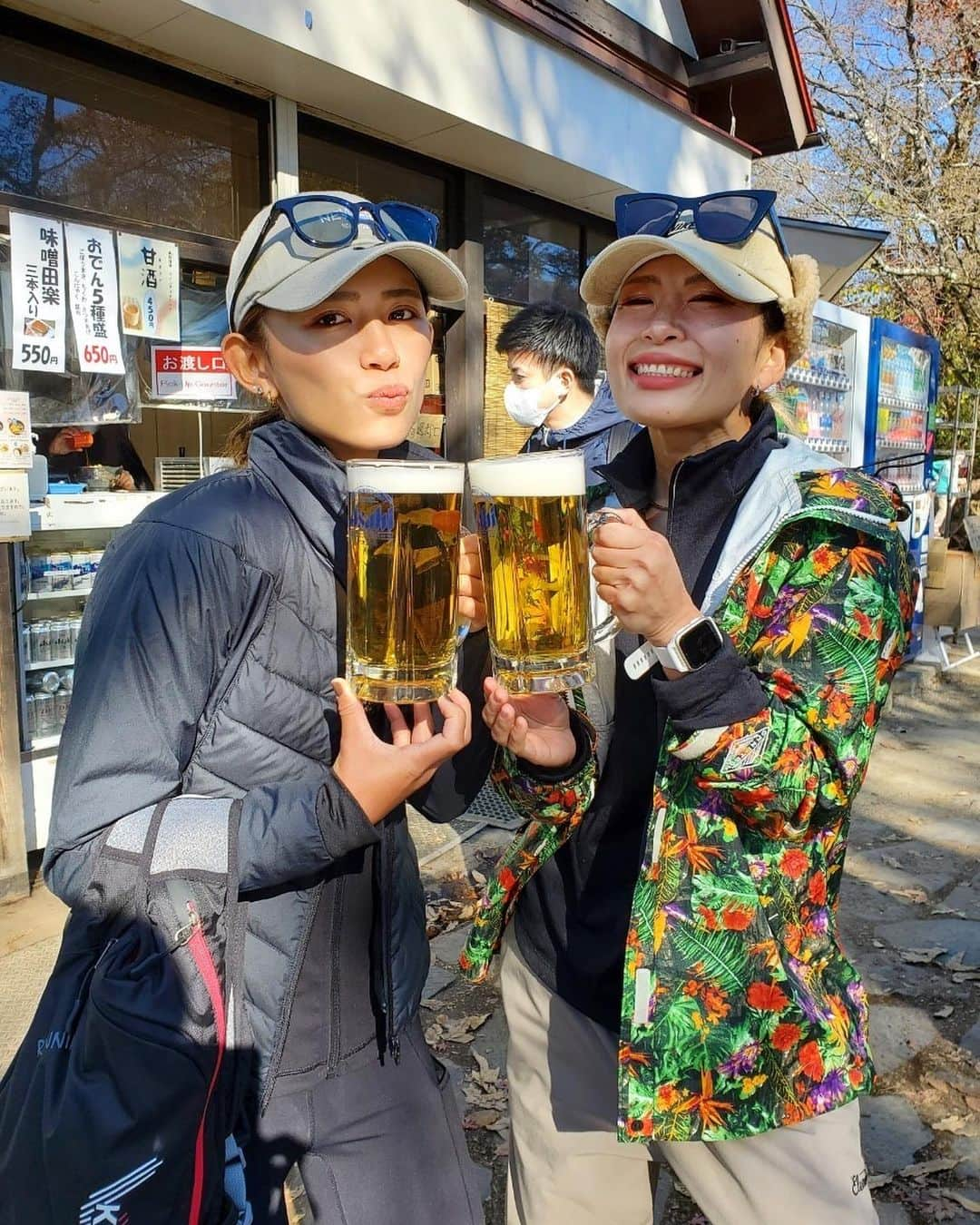 坪井ミサトさんのインスタグラム写真 - (坪井ミサトInstagram)「朋さん @tomomi_fitness  の #朋トレ トレイルイベント🏔🍴🍻に参加してきました！  @takao_mountain_house からスタート！ 最近は走って登ることが多かったけど この日はゆっくり歩いて山頂へ✨ 普段じっくり見ない景色や紅葉を たくさん堪能できました😊  天気も良くて 綺麗な富士山も見れた〜🗻  そして今回のメイン @yama_messi_yuka の山メシ🤤 もー写真見てください！！ レベルが高すぎて美味しすぎて幸せでした🥹💖  朋トレのメンバーさんみんな優しくて、 本当に楽しいイベントでした🥰  動いて美味しいご飯食べて、 これぞ幸せ！！！ ビール🍺もちゃっかり😋  ともさんありがとうございました💖  #山メシ #高尾山 #山 #トレイル #ハイキング #fitness #fitnessgirl #run #running #sport #foodie #山ビール #富士山 #紅葉」11月22日 14時45分 - misato1030