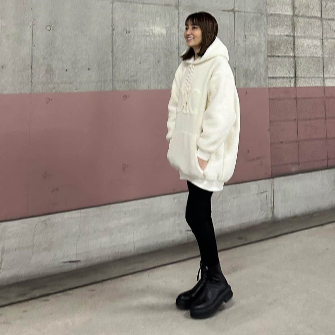 矢田亜希子さんのインスタグラム写真 - (矢田亜希子Instagram)「今日はポカポカ #私服#コートいらず#明日はすごい寒いらしい モコモコフード @celine  デニム @theory_jp のスキニー楽ちんすぎて万能 ブーツ @therow」11月22日 15時02分 - akiko_yada