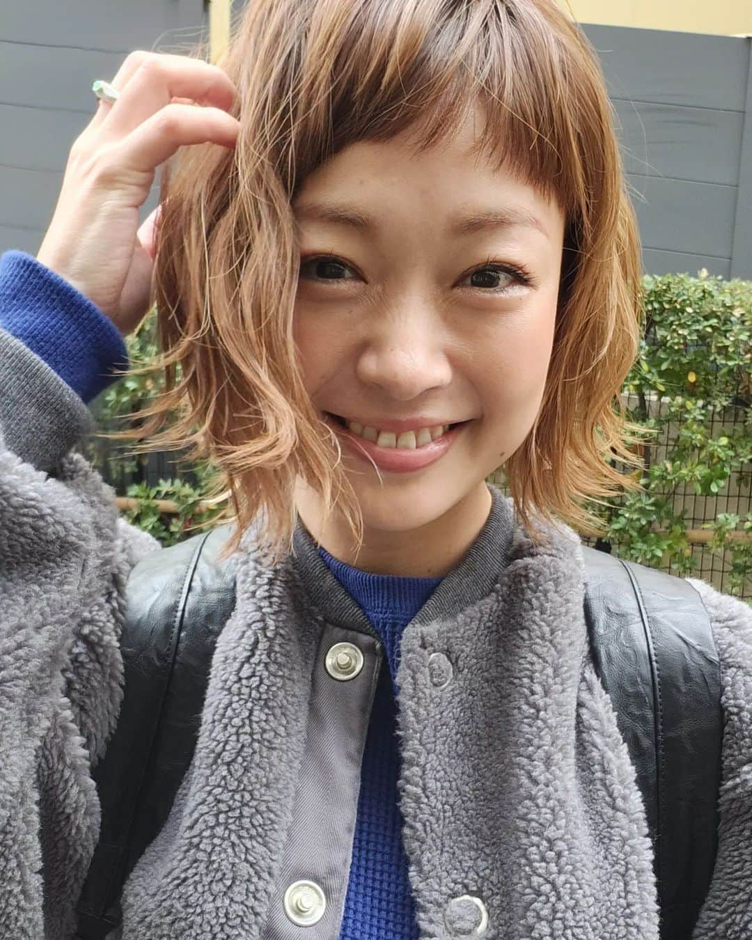 小雪さんのインスタグラム写真 - (小雪Instagram)「☺ 久しぶりに髪の毛ふわふわにしてもらいましたー！  スタジオでユニフォーム着用だったので ハーフパンツにしてみた！(3枚目) そしたら外は寒かった。笑  そんな私服です(2枚目) アウターとパンツ @shinzone_official インナー @6______roku ブーツ @randa_pic  #衣装 #私服 #ootd #ショートブーツ  もう、半ズボンは寒い⛄」11月22日 15時35分 - koyuki2