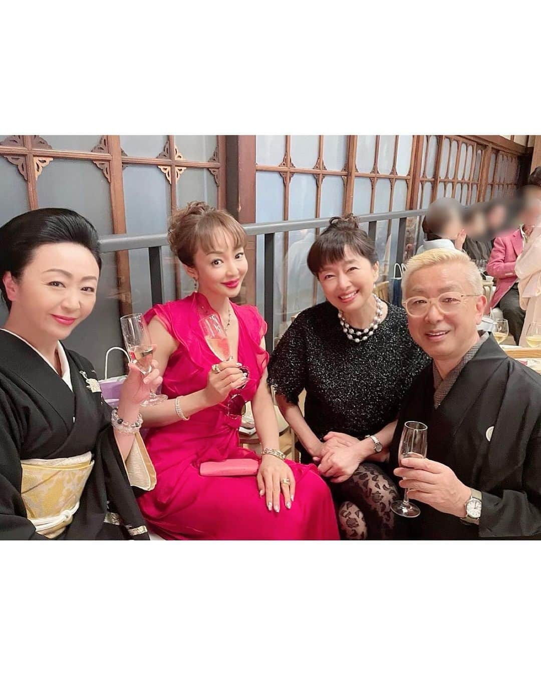 神田うのさんのインスタグラム写真 - (神田うのInstagram)「友人💕龍ちゃん💕こと墨絵アーティストの藤澤龍一さん💕の古希のお誕生日お祝い会へ伺って参りました😊㊗️🎊🍾  多才な龍ちゃん💕今は墨絵アーティストをされてらっしゃいますが、過去にはファッションデザイナーやコーディネーター、プロデューサー、レストランオーナー、茶人と色々なお顔をお持ち🤣  16歳の頃からの長いお付き合いの中でその時代その時代で色々なものに挑戦し、素敵に年を重ねていく龍ちゃん💕の姿にいつも刺激を頂いています☺️  そんな龍ちゃん💕ももう古希になるんだね🏃‍♀️✨ ホント人生ってあっという間🏃‍♀️‼️  でも人生100年時代だから❣️ まだまだこれからのご活躍を期待してるよ〜😊❣️  かたせ梨乃さん💕夏美れいさん💕十河ひろ美さん💕中澤幹夫先生💕達とも久々にお目にかれて楽しいお時間でした☺️  @dragonbouze  @hiromi.sogo  @mimimikababy   #龍ちゃん#墨絵アーティスト#藤澤龍一 さん#デザイナー#コーディネーター#プロデューサー#レストランオーナー#茶人#出会いは16歳#古希#古希祝い#かたせ梨乃 さん#アルゼンチンタンゴダンサー#夏美れい さん#編集局長#十河ひろ美 さん#ファッションプロデューサー#中澤幹夫 先生#神田うの#unokanda」11月22日 17時28分 - unokandaofficial