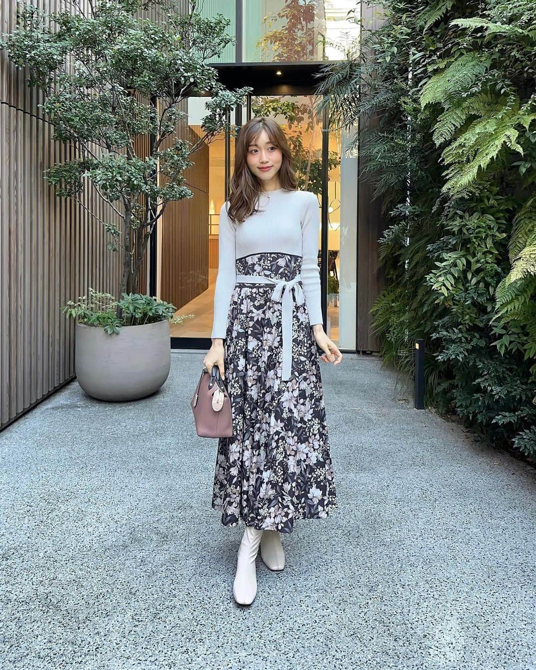 牧野結美さんのインスタグラム写真 - (牧野結美Instagram)「冬のデートコーデ💕  イルミネーションを見に行ったり クリスマスプレゼントを買いに行ったり 冬のデートにぴったりなコーデ🥰  ニットトップスとのドッキングワンピは、 ハイウエストでコルセット風の切り替えが スタイルアップ効果抜群✨  花柄のスカートがフェミニンな雰囲気なので、 オーバーサイズで、くるぶし上まである ロングコートを合わせることで甘さを調節✌🏻♡  コートはボタンをすべて閉じて スタンドカラーとして着たり、 第一ボタンを開けてチェスターコートっぽくも 着こなせる2way仕様です✨  上品にもカジュアルにも 着られるコートなんです〜☺️  dress & coat … @mercuryduo_com  #mercuryduo #マーキュリーデュオ #スタンドカラーロングコート#ニットドッキングギャザーフレアチェックワンピース #デートコーデ #上品コーデ #大人可愛いコーデ #大人かわいいコーデ #アラサーコーディネート #アラサー女子コーデ #フェミニンコーデ #30代コーデ #大人女子コーデ #コートコーデ #冬服コーデ PR」11月22日 18時12分 - yumi_makino_