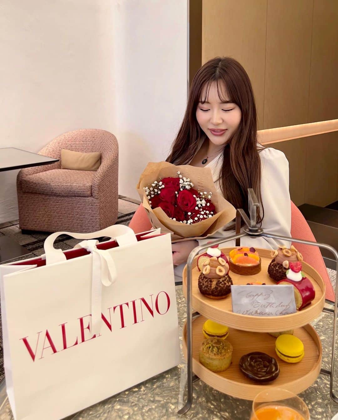 神宮 若奈さんのインスタグラム写真 - (神宮 若奈Instagram)「さらちゃん今年もありがとう💗✨ 中澤もありがとう😌💕 　　 　　 可愛い写真ありすぎて選べなかったので たくさん載せますwww   お寿司もアフタヌーンティーも 美味しかったし楽しかった🤍 　　 #birthday #mybirthday #1116 #chanelcafe  #gunabonnie #valentino #gunabonnie #chanel」11月22日 18時46分 - jinguwakana