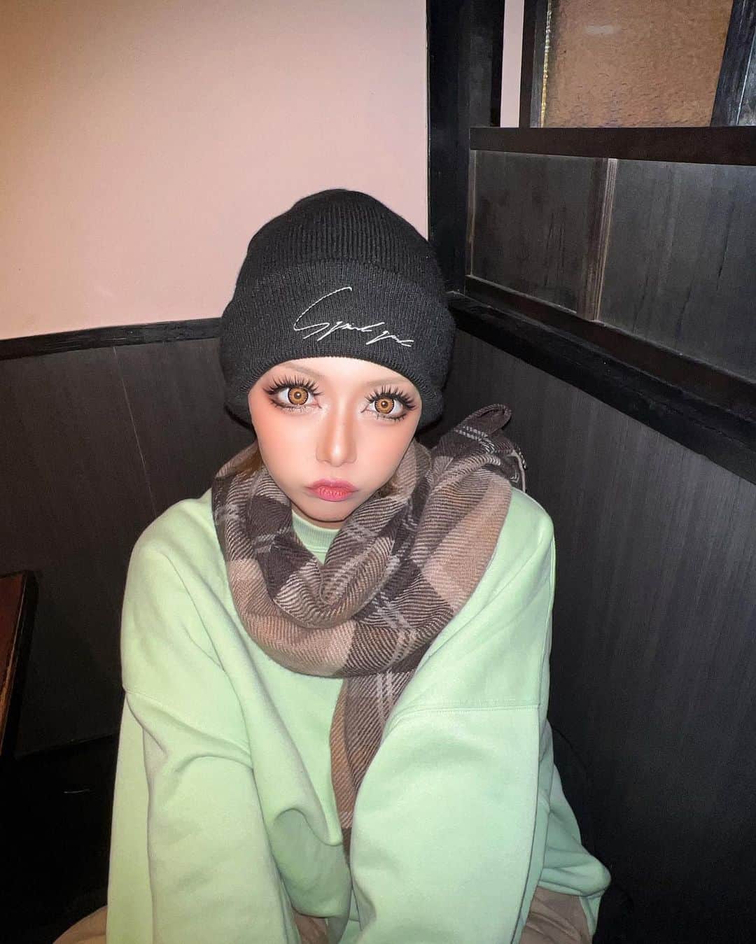AiRi（前川愛莉）さんのインスタグラム写真 - (AiRi（前川愛莉）Instagram)「. . . オフはバチバチに決めてるかオフすぎるかの2択 . . . この日はtiktok撮る為に化粧したから 顔バチバチの服だぼだぼです。かわいい?☘️ . . . . . #egg #ギャル #オフ #外食 #ニット帽 #spiralgirl  #マフラー #冬コーデ #だぼだぼ #ストリート系女子  #オフの日の過ごし方 #instafashion #ootd  #外カメフラッシュ #赤ネイル #streetfashion」11月22日 19時08分 - a12dance07