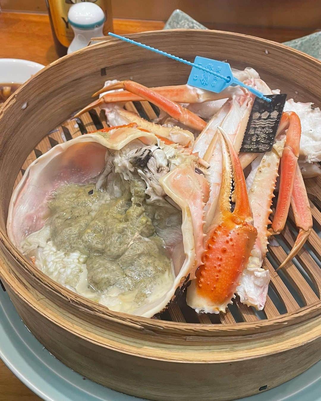 ききまるさんのインスタグラム写真 - (ききまるInstagram)「カニ🦀 . 金沢でカニ食べたよ✨ . 11月6日から石川県のカニ漁が解禁✨ . 海鮮大好きだからこんなに蟹を食べれて幸せ〜🦀🦀🦀 . . 金沢美味しい物沢山あってサイコーーーー!!! . .  ------------------------------  💖@kikigram_97 ←インスタ歴10年フォロワー43万人 💖 -13kgダイエット成功リバウンド無し (ハイライトにまとめてあります) 💖1997.08.21 168cm 💖骨格ウェーブandナチュラル　イエベ秋 💖猫と犬との幸せな暮らし 💖事務所無所属(フリーランスインフルエンサー) →お仕事ご依頼はDMにて📩🤲🏻 💖TikTok♪、Twitter🕊も 💖KADOKAWAさんから写真集発売中 ！ 詳しくはプロフィールのURLから . フォロー、保存、コメント喜びます✨      　@kikigram_97   ----------------------------- .  . #金沢グルメ #金沢 #金沢旅行 #金沢カニ解禁 #金沢旅行記 #金沢観光 #金沢ディナー #金沢市 #金沢駅　#金沢市グルメ #石川 #石川旅行 #女子旅　#タビジョ　#たびじょ　#女子旅行　#カニ　#蟹　#国内旅行　#国内旅行好き #国内旅行好きな人と繋がりたい #北陸旅行 #北陸 #北陸新幹線 #北陸グルメ」11月22日 21時03分 - kikigram_97