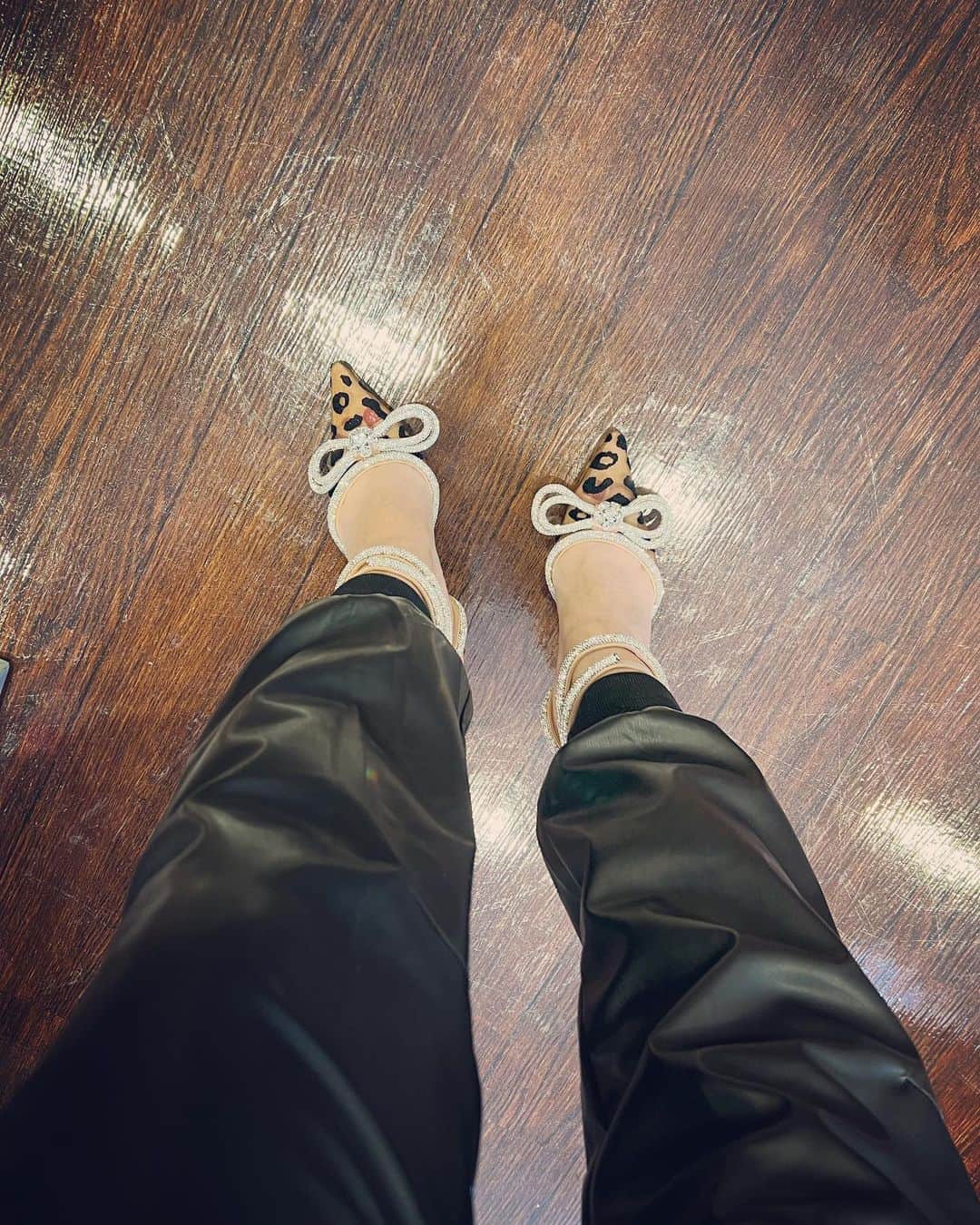 梅宮アンナさんのインスタグラム写真 - (梅宮アンナInstagram)「今年一番気に入ったブランドは、  @machandmach   素敵な靴なんです👠  明日のオンエアの徹子の部屋でも  履いています✨✨  パンツは、  今年トレンドの  レザーパンツを合わせて  アメリカ行った時  見つけて✨✨✨  @nordstrom で見つけて✨  #テレビ朝日 #徹子の部屋  #梅宮アンナ #素敵なハイヒール  #レザーパンツ」11月22日 22時14分 - annaumemiya