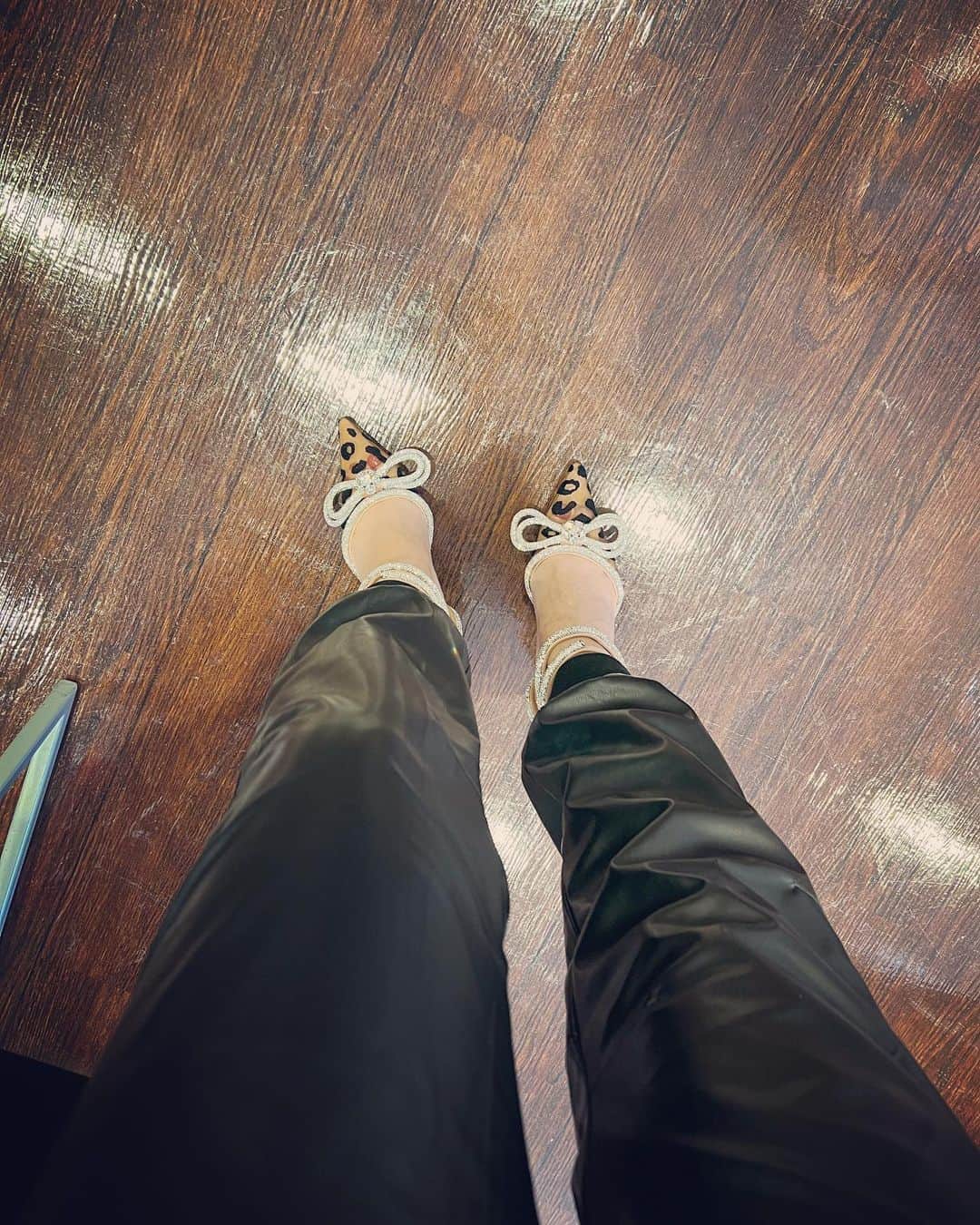 梅宮アンナさんのインスタグラム写真 - (梅宮アンナInstagram)「今年一番気に入ったブランドは、  @machandmach   素敵な靴なんです👠  明日のオンエアの徹子の部屋でも  履いています✨✨  パンツは、  今年トレンドの  レザーパンツを合わせて  アメリカ行った時  見つけて✨✨✨  @nordstrom で見つけて✨  #テレビ朝日 #徹子の部屋  #梅宮アンナ #素敵なハイヒール  #レザーパンツ」11月22日 22時14分 - annaumemiya
