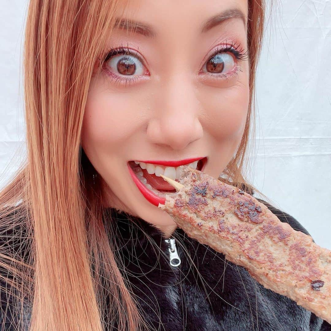 安井友梨さんのインスタグラム写真 - (安井友梨Instagram)「猪肉つくね大好物です❤️‍🔥❤️‍🔥❤️‍🔥 これは10本ペロリ食べれます笑  インスタライブ💗💗 2022年11月26日(土) 20:00～ @favo_link でやります㊙️㊙️  11月は2回目のインスタライブ 近況報告やメディア出演の裏話 さらに… 発売をずっと楽しみにしていた 新商品がついに登場です㊙️㊙️  土曜日の夜20時に、 お会いしましょう💚  @gibierto  #ジビエ #猪 #ダイエット」11月22日 22時30分 - yuri.yasui.98