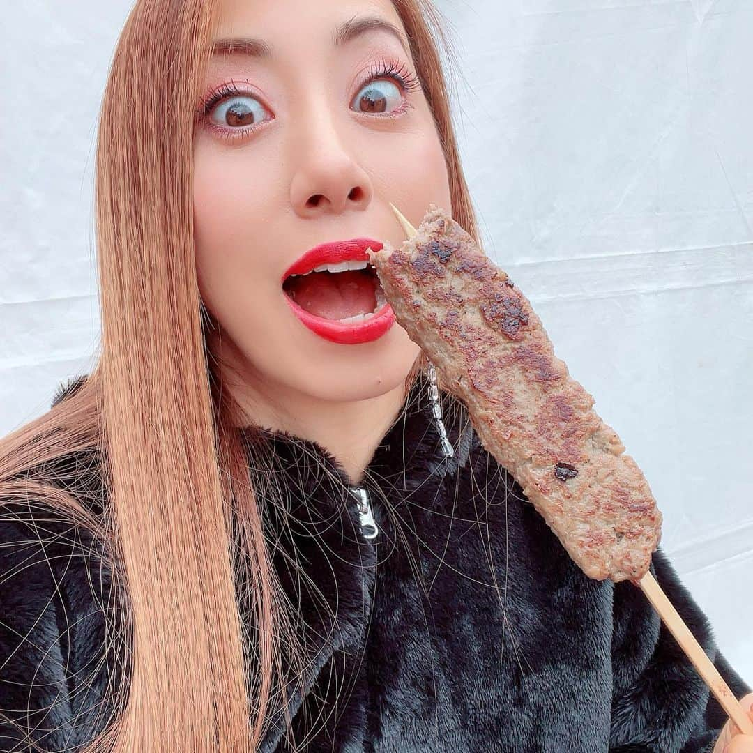 安井友梨さんのインスタグラム写真 - (安井友梨Instagram)「猪肉つくね大好物です❤️‍🔥❤️‍🔥❤️‍🔥 これは10本ペロリ食べれます笑  インスタライブ💗💗 2022年11月26日(土) 20:00～ @favo_link でやります㊙️㊙️  11月は2回目のインスタライブ 近況報告やメディア出演の裏話 さらに… 発売をずっと楽しみにしていた 新商品がついに登場です㊙️㊙️  土曜日の夜20時に、 お会いしましょう💚  @gibierto  #ジビエ #猪 #ダイエット」11月22日 22時30分 - yuri.yasui.98