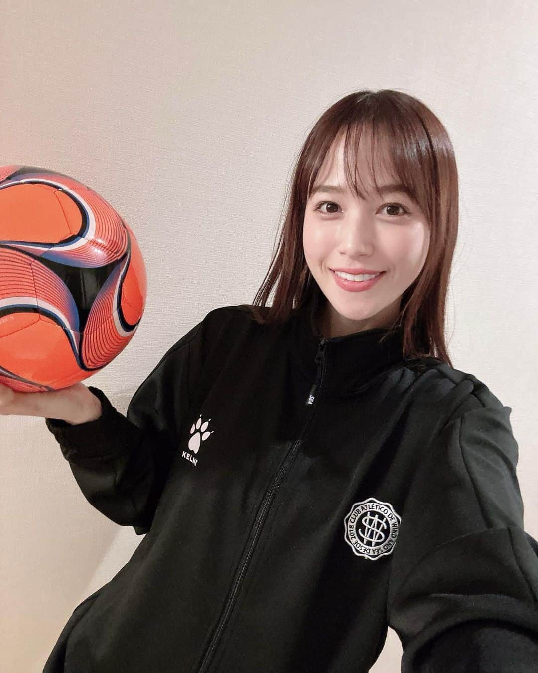 鷲見玲奈さんのインスタグラム写真 - (鷲見玲奈Instagram)「. サッカー見てたらサッカーやりたくなりますね⚽️  実はこう見えてキャプテンでした🫣  WIND AND SEAとKELMEのコラボジャージ☺️  生地しっかりしてるし肉球マーク可愛いです🐾🐾🤍  #KELME #WINDANDSEA #サッカー」11月22日 22時41分 - sumi__reina