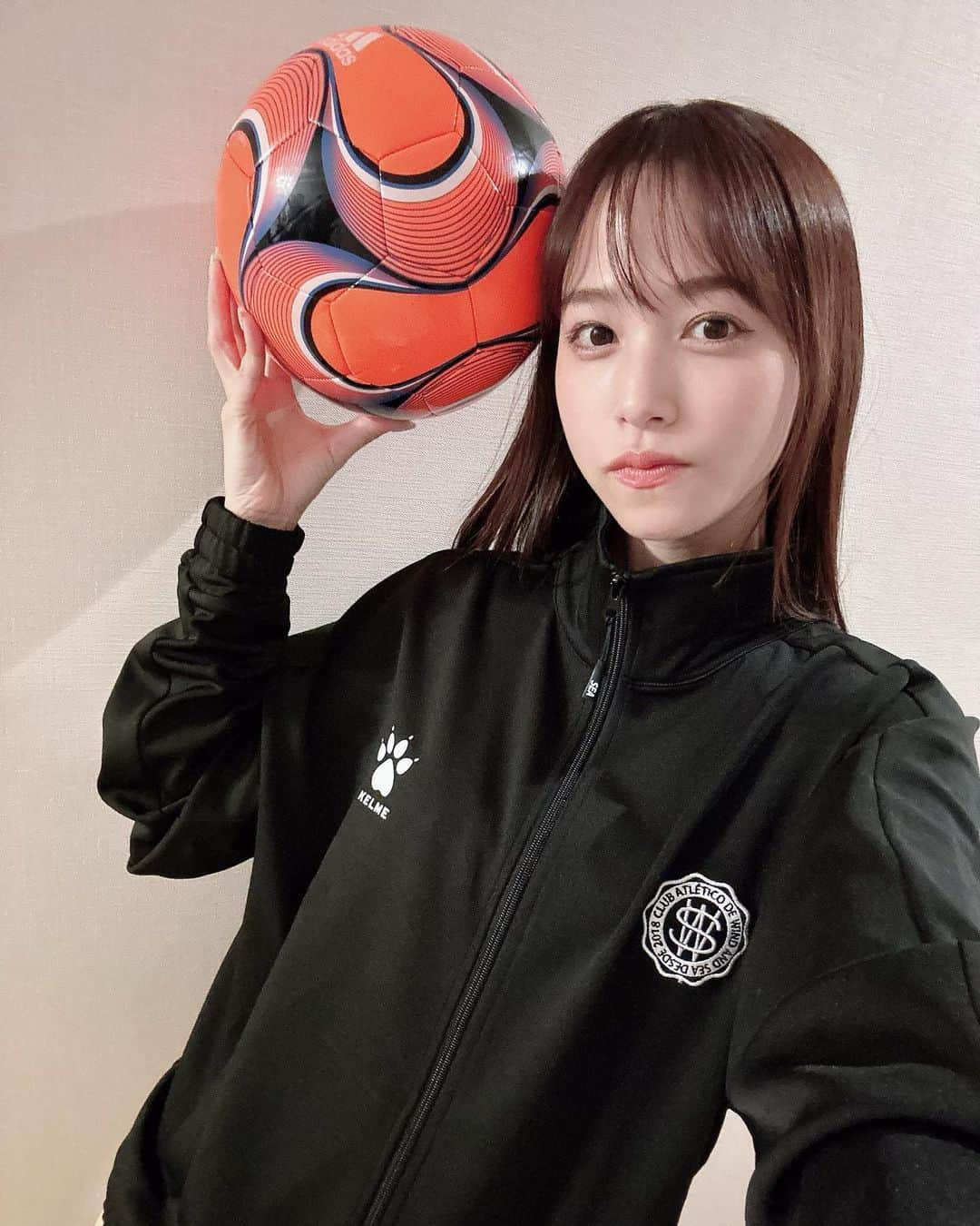 鷲見玲奈さんのインスタグラム写真 - (鷲見玲奈Instagram)「. サッカー見てたらサッカーやりたくなりますね⚽️  実はこう見えてキャプテンでした🫣  WIND AND SEAとKELMEのコラボジャージ☺️  生地しっかりしてるし肉球マーク可愛いです🐾🐾🤍  #KELME #WINDANDSEA #サッカー」11月22日 22時41分 - sumi__reina