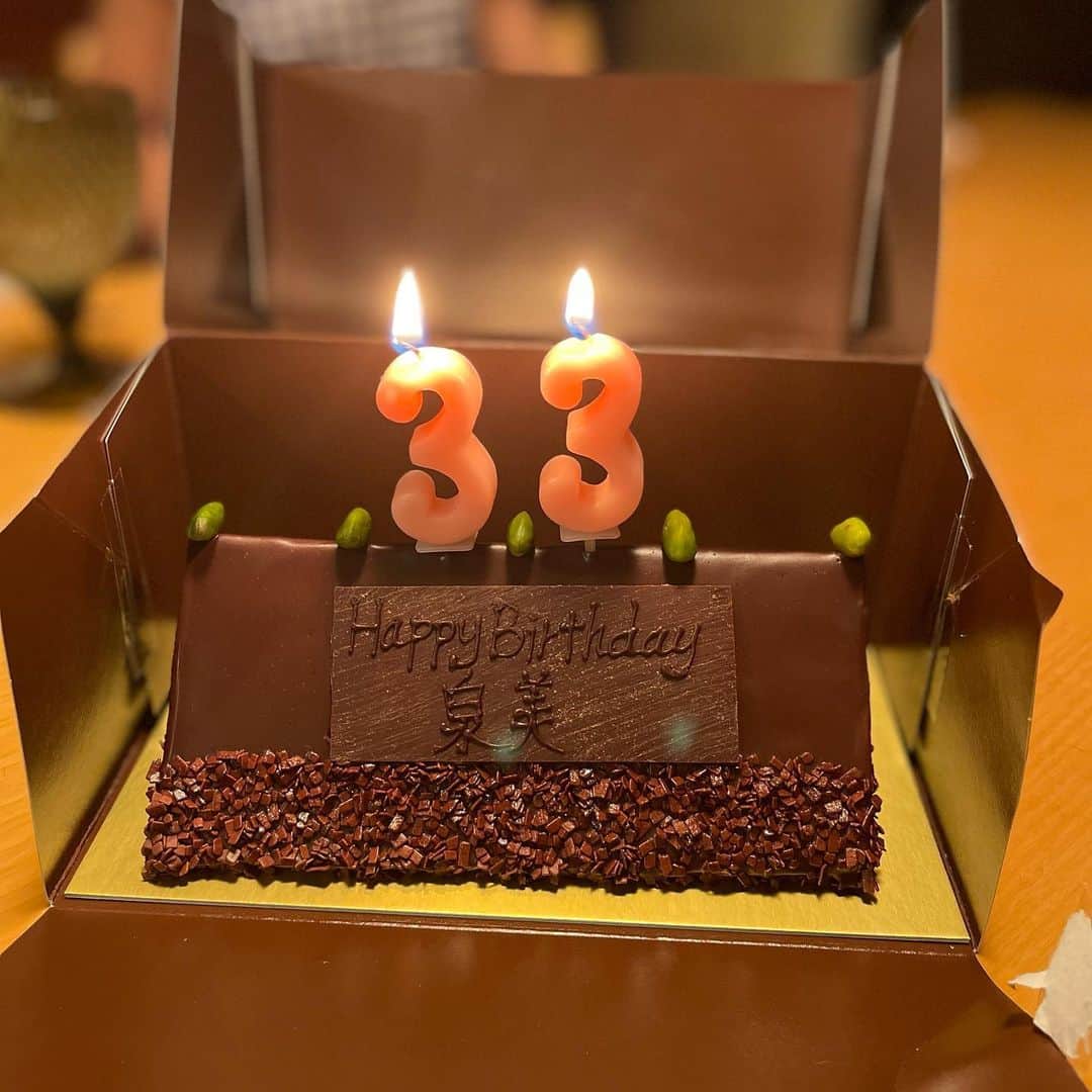 澤田泉美さんのインスタグラム写真 - (澤田泉美Instagram)「11月15日 33歳になりました😊❤️  夫と子ども達から花束をもらい、 ピザ🍕をとってみんなでワイワイ食べました❤️  毎年、わたしの生まれた日を大切にしてくれるパパさん。 絶対にないだろうな〜と思っていたケーキまで用意してくれてて、正直、すっごく嬉しかった😭  次の日が、息子の誕生日だから 自分の誕生日は疎かになりがちなんだけど、 パパが大切にしてくれる。 それが、たまらなく嬉しいんです🥹❤️  いくつになっても、沢山の人からおめでとうって言ってもらえるのも嬉しい‼️  33歳、ゾロ目ちゃん！ しっかり邁進できるよう色々考えてます‼️  いつの日か、皆さんにお披露目できるよう今年も頑張ります❣️  #2022#1115 #お誕生日#ありがとうございました #happybirthday #33歳なりました #三児の母」11月22日 22時50分 - izumi.sawada