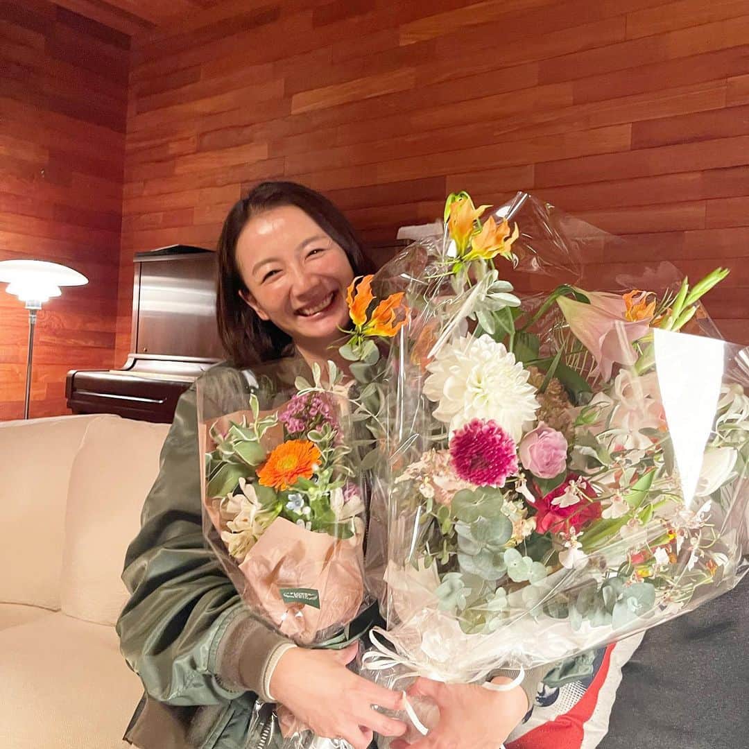 澤田泉美さんのインスタグラム写真 - (澤田泉美Instagram)「11月15日 33歳になりました😊❤️  夫と子ども達から花束をもらい、 ピザ🍕をとってみんなでワイワイ食べました❤️  毎年、わたしの生まれた日を大切にしてくれるパパさん。 絶対にないだろうな〜と思っていたケーキまで用意してくれてて、正直、すっごく嬉しかった😭  次の日が、息子の誕生日だから 自分の誕生日は疎かになりがちなんだけど、 パパが大切にしてくれる。 それが、たまらなく嬉しいんです🥹❤️  いくつになっても、沢山の人からおめでとうって言ってもらえるのも嬉しい‼️  33歳、ゾロ目ちゃん！ しっかり邁進できるよう色々考えてます‼️  いつの日か、皆さんにお披露目できるよう今年も頑張ります❣️  #2022#1115 #お誕生日#ありがとうございました #happybirthday #33歳なりました #三児の母」11月22日 22時50分 - izumi.sawada