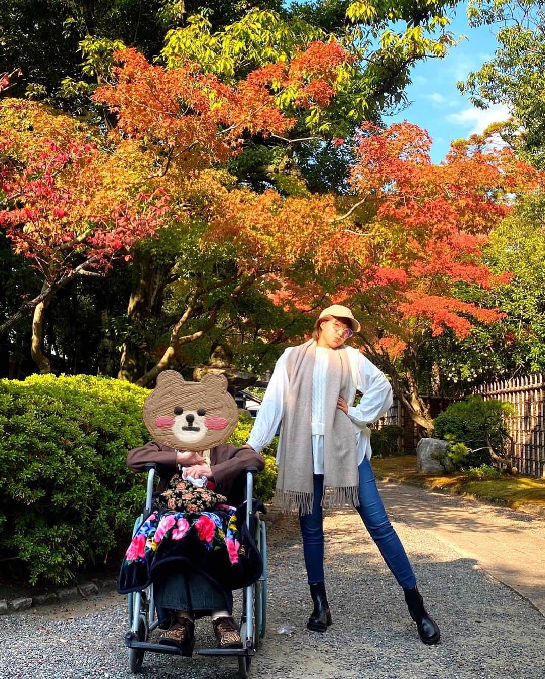 内村麻美さんのインスタグラム写真 - (内村麻美Instagram)「. おばあちゃんは、自然が好き🍁 季節を感じないと気が済まない。 そこは、私も似たのかな。 元気なうちに、いろいろ行かないとね♪ . #友泉邸 #紅葉 #やかましいポーズやめい #おばあちゃん全然みてくれん #おでかけ大好きなおばあちゃん #次は桜かな」11月22日 23時27分 - asami___05