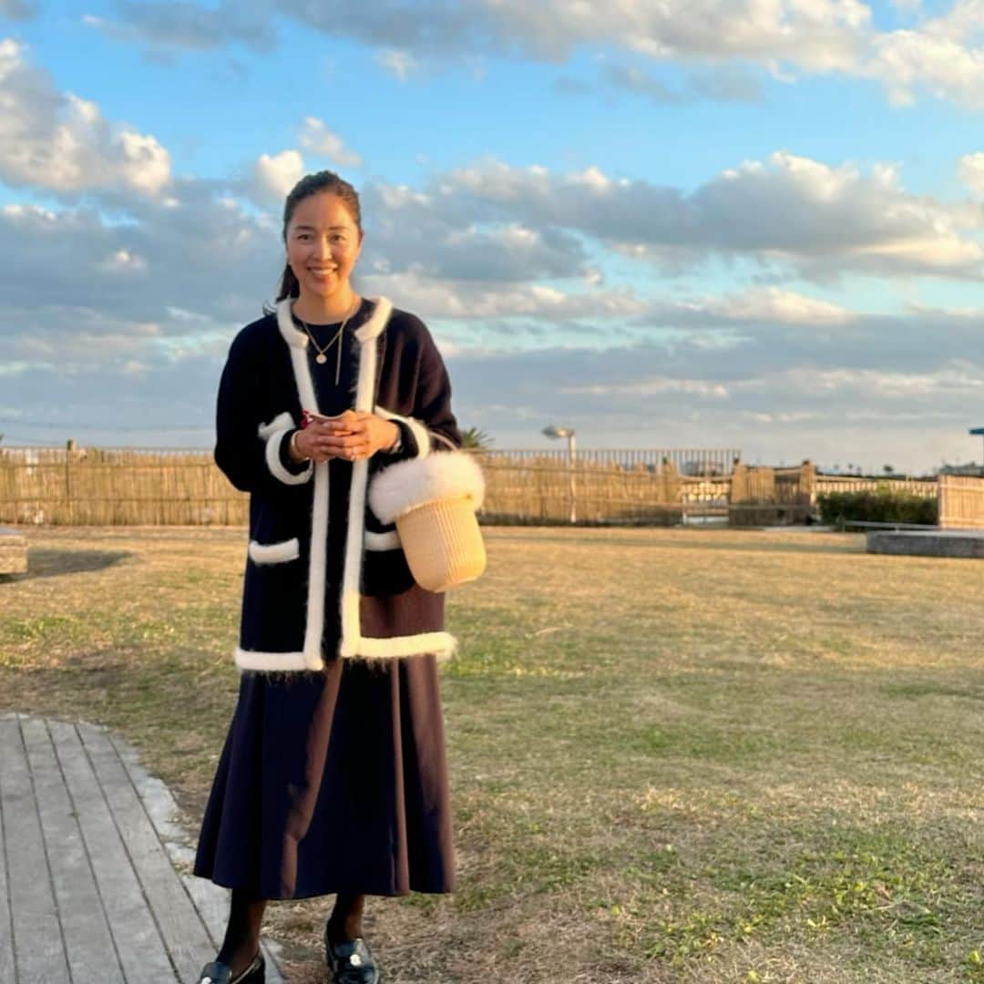 鈴木六夏さんのインスタグラム写真 - (鈴木六夏Instagram)「あまりの綺麗な夕焼けに 娘とサンセットを眺めた先日♡  こうゆう日は 同じように海に見惚れる人達が沢山いて  皆んな色んな1日を過ごして 今ここで癒されてるんだろうなぁなんて想像し、勝手に仲間意識w😂  EVERYDAY DRESS mature の紺に タイツとローファー。  ２枚目は写真を撮ってくれた娘に 何か言っています😂  #riccascloset #riccaミニマムクローゼット」11月22日 23時48分 - rikuka.62