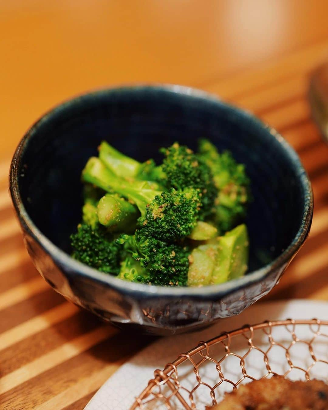 高山都さんのインスタグラム写真 - (高山都Instagram)「はじめてのいい夫婦の日。 同じもの食べて同じ時間に寝て…そりゃ似てくるわ！って感じもしますが、自分には無縁だなーって思ってたこの日、初めて自分ごとになりました。 努力と優しさ忘れずにだな。うん。 毎食必ず記録に残してくれる夫の撮影も温かさと優しさと我が家の習慣。 カキフライは、牡蠣が小粒だったからギュッとくっつけて。 あとは、温奴きのこあんかけ、白菜と切り干し大根のコールスロー、赤かぶの浅漬け、ブロッコリーの胡麻和え、ワカメと菜の花ポン酢、キムチ、セルバチコと柿のサラダとか。 #みやれゴハン  W杯で白熱は、どのお家も一緒なんだろか。 楽しそうなのを、ワタシはほわーんと眺めつつ一緒に観てます📺 明日はみんなで応援だー⚽️」11月22日 23時54分 - miyare38