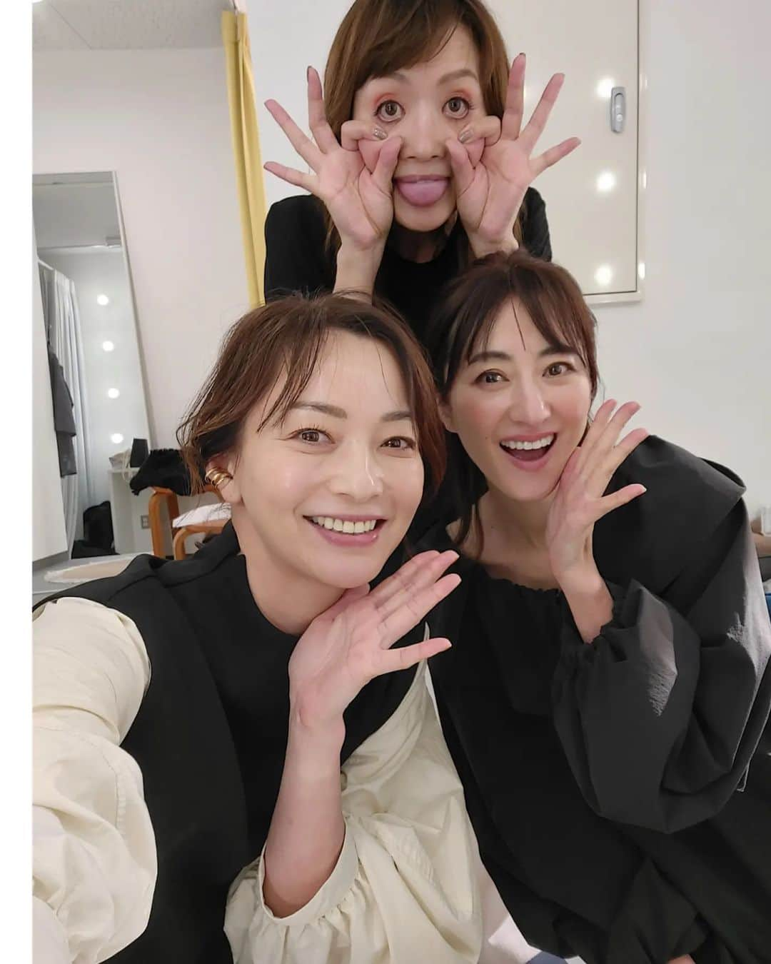 佐藤純さんのインスタグラム写真 - (佐藤純Instagram)「今日は、ヘアメイクのおっしーとアシスタントで来てくれたマチャルのスペシャルメイク💄✨からの撮影スタート📷️  @hamadamasaru  スペシャルすぎる👏  ゆかさんとやっこちゃんと📷️❤  @maeyuka  @yasukokuramotoyakko   やっこちゃんの変顔が、うちの娘よりすごい(笑)🤣🤣🤣‼️  メイクルームでお腹か痛くなるほど笑った～‼️  最高なおふたりです❤❤❤  #撮影 #美人なおふたり #面白すぎるおふたり #笑いすぎてお腹痛い #ママ #ママモデル #モデル #mama #mamamodel #model」11月23日 0時33分 - junsatoidea