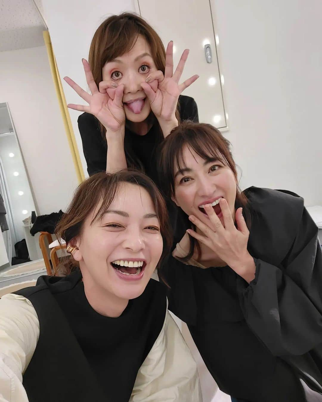 佐藤純さんのインスタグラム写真 - (佐藤純Instagram)「今日は、ヘアメイクのおっしーとアシスタントで来てくれたマチャルのスペシャルメイク💄✨からの撮影スタート📷️  @hamadamasaru  スペシャルすぎる👏  ゆかさんとやっこちゃんと📷️❤  @maeyuka  @yasukokuramotoyakko   やっこちゃんの変顔が、うちの娘よりすごい(笑)🤣🤣🤣‼️  メイクルームでお腹か痛くなるほど笑った～‼️  最高なおふたりです❤❤❤  #撮影 #美人なおふたり #面白すぎるおふたり #笑いすぎてお腹痛い #ママ #ママモデル #モデル #mama #mamamodel #model」11月23日 0時33分 - junsatoidea