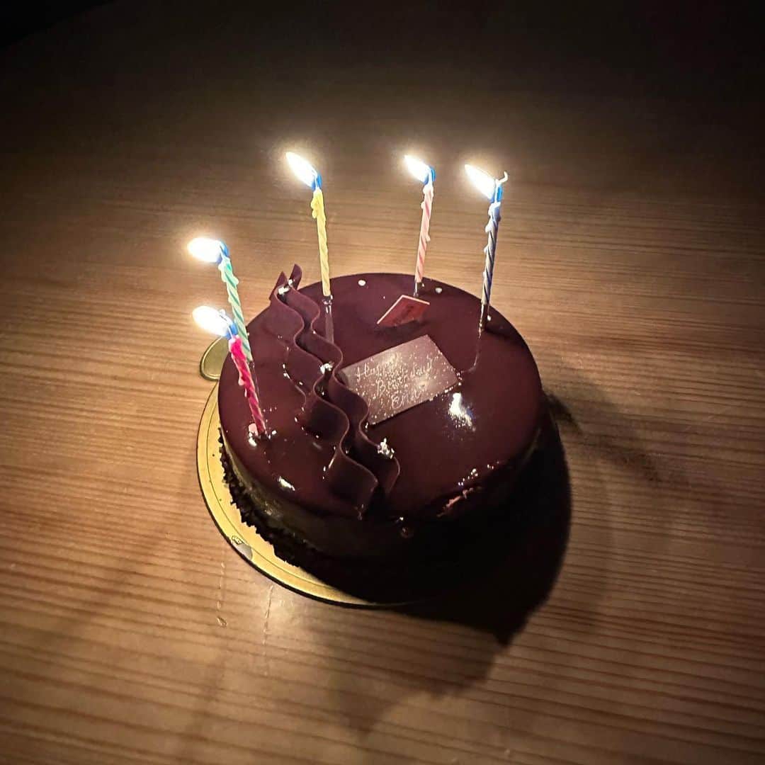 松本恵奈さんのインスタグラム写真 - (松本恵奈Instagram)「37歳のお誕生日は家族みんなにお祝いしてもらい最高に幸せな一日でした♡ 仕事から帰ってくると子供達が手紙を握りしめながらやたらとソワソワしていたり、ケーキのサプライズもびっくりするくらいバレバレだけどすごく頑張って隠そうとしていたり、ロウソク消す時も誕生日じゃないのに「ふぅ」する気満々な二人が可愛過ぎてたまらなかったです。笑 （むしろ気づいたらろうそく消えてたし。😂）  りここととおきがパパと一緒に喜ばそうと頑張ってくれているのがすごく伝わってきて本当に嬉しかったです。  ケーキを食べた後は2人からお手紙のプレゼントがありました。ずっと握りしめてたからぐちゃぐちゃになってたけどその気持ちも嬉しくてもぅママは胸いっぱいです😭 本当にありがとう♡ 大好きすぎるくらい大好きだ。 #birthday #お誕生日 #家族旅行」11月23日 2時26分 - ena1123