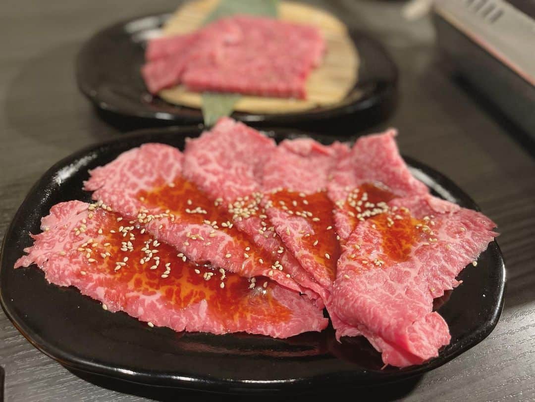 本田朋子さんのインスタグラム写真 - (本田朋子Instagram)「焼肉が食べたくなって、さんたす　@yakinikusantasu へ。 やっぱり牛タンとシルクロース、最高です♡ ヴォジョレーヌーボーの季節に合わせてた新作ソースも。 赤ワインソースや西洋わさびのソース、レモンソースで、いろいろと味を楽しめるから、いつもより沢山お肉を食べちゃいました。 赤ワイン飲みたかったけど、この日は我慢！ またあらためます笑  #群馬県 #太田市グルメ #和牛　 #焼肉 #さんたす」11月23日 7時16分 - tomoko_honda_official_phonics