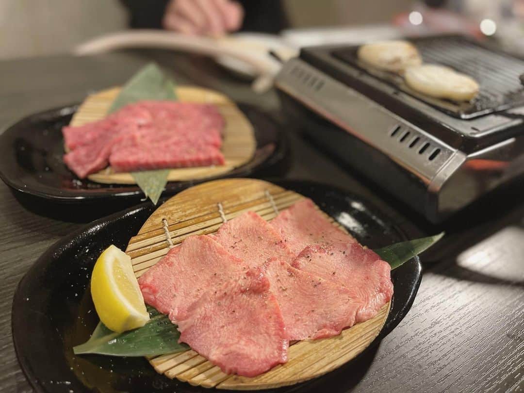 本田朋子さんのインスタグラム写真 - (本田朋子Instagram)「焼肉が食べたくなって、さんたす　@yakinikusantasu へ。 やっぱり牛タンとシルクロース、最高です♡ ヴォジョレーヌーボーの季節に合わせてた新作ソースも。 赤ワインソースや西洋わさびのソース、レモンソースで、いろいろと味を楽しめるから、いつもより沢山お肉を食べちゃいました。 赤ワイン飲みたかったけど、この日は我慢！ またあらためます笑  #群馬県 #太田市グルメ #和牛　 #焼肉 #さんたす」11月23日 7時16分 - tomoko_honda_official_phonics