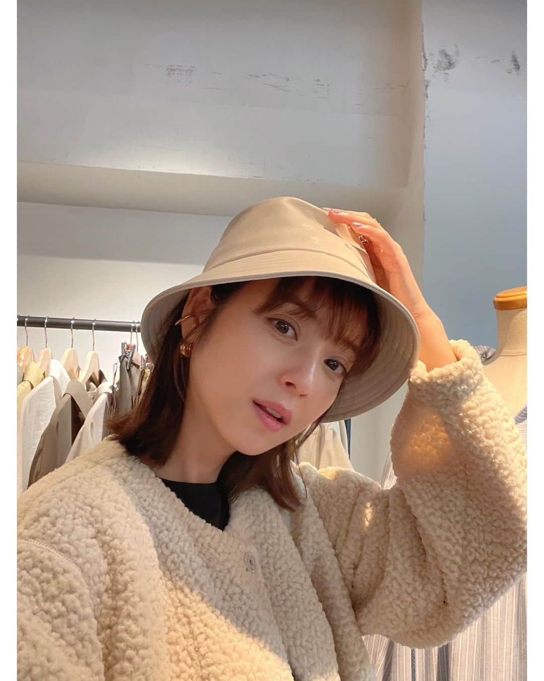 佐々木希さんのインスタグラム写真 - (佐々木希Instagram)「私服。 昨年も大人気だった軽くて温かいモコモココートの進化版を今年も販売☺︎ エコフェイクレザーのhatと合わせて。 hatは内側で調整可能。  outer.hat #iNtimite」11月23日 10時02分 - nozomisasaki_official