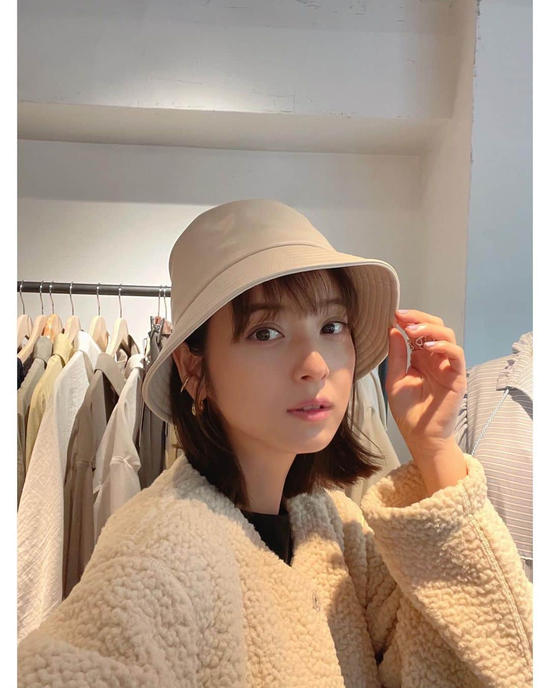 佐々木希さんのインスタグラム写真 - (佐々木希Instagram)「私服。 昨年も大人気だった軽くて温かいモコモココートの進化版を今年も販売☺︎ エコフェイクレザーのhatと合わせて。 hatは内側で調整可能。  outer.hat #iNtimite」11月23日 10時02分 - nozomisasaki_official