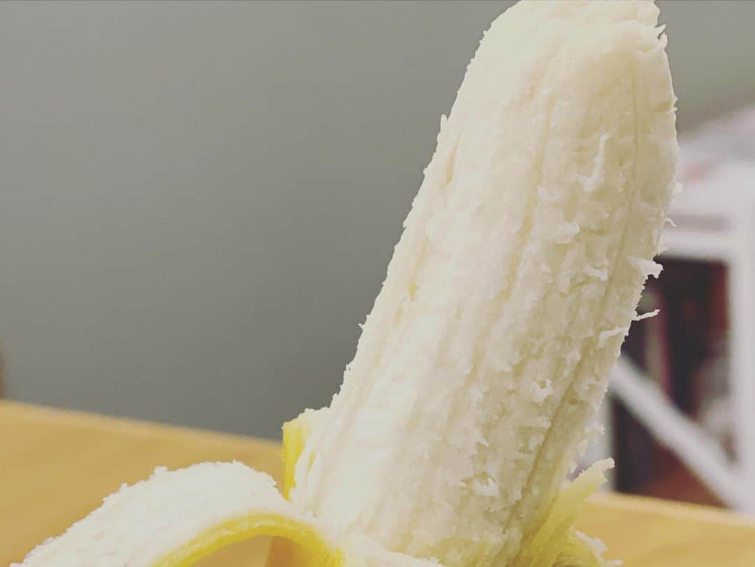 三浦瑠麗さんのインスタグラム写真 - (三浦瑠麗Instagram)「古川原農園から初めてとどいた横浜産露地バナナ。 アイスクリームバナナという品種で、バニラのような香りと甘さです。」11月23日 10時04分 - lullymiura
