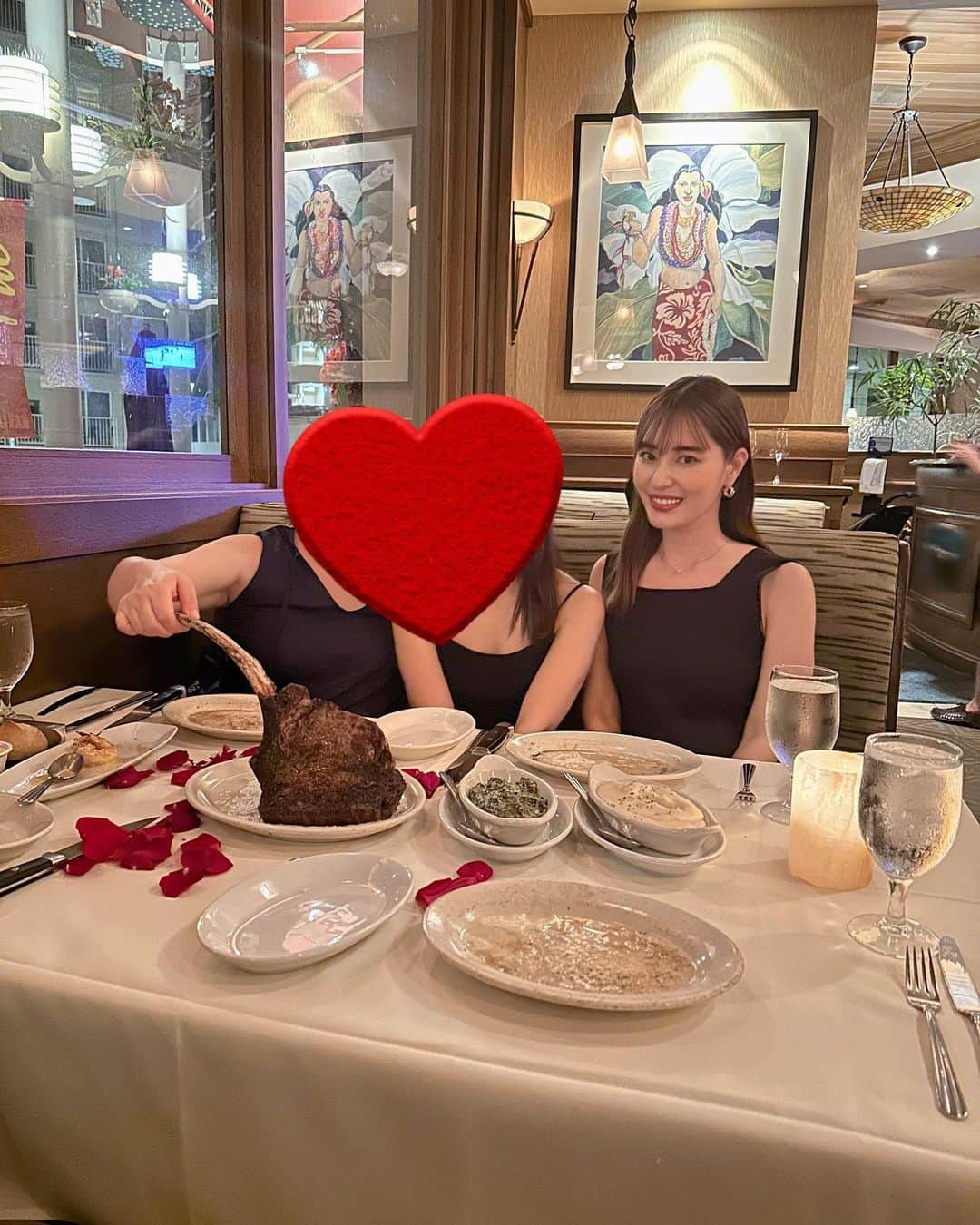 林みなほさんのインスタグラム写真 - (林みなほInstagram)「📍Ruth's Chris Steak House Waikiki (ルースズ・クリス・ステーキハウス)  みんなでドレスアップして 大好きなステーキ屋さんに🖤  トマホークリブアイステーキ さいっこう。 これぞステーキという肉肉しさ、ジューシーさ、肉厚で食べ応えある上にやわらかい。 おすすめのミディアムレアでいただいたけれど、 一人一人熱々のお皿が配られ、そのお皿にはバターが敷かれてるので、自分のお皿に持ってきてまた再度熱を入れながらバターで表面をコーティングすることで、なんということでしょう。下半分は火の通ったステーキ、上半分はローストビーフのような仕上がりに。 あー😮‍💨ため息が出るほど美味しいね。  ありがとうトマホーク。  one-piece… @emmi.jp   #ハワイグルメ#trip#hawaii##ステーキ」11月23日 10時17分 - hayashiminaho