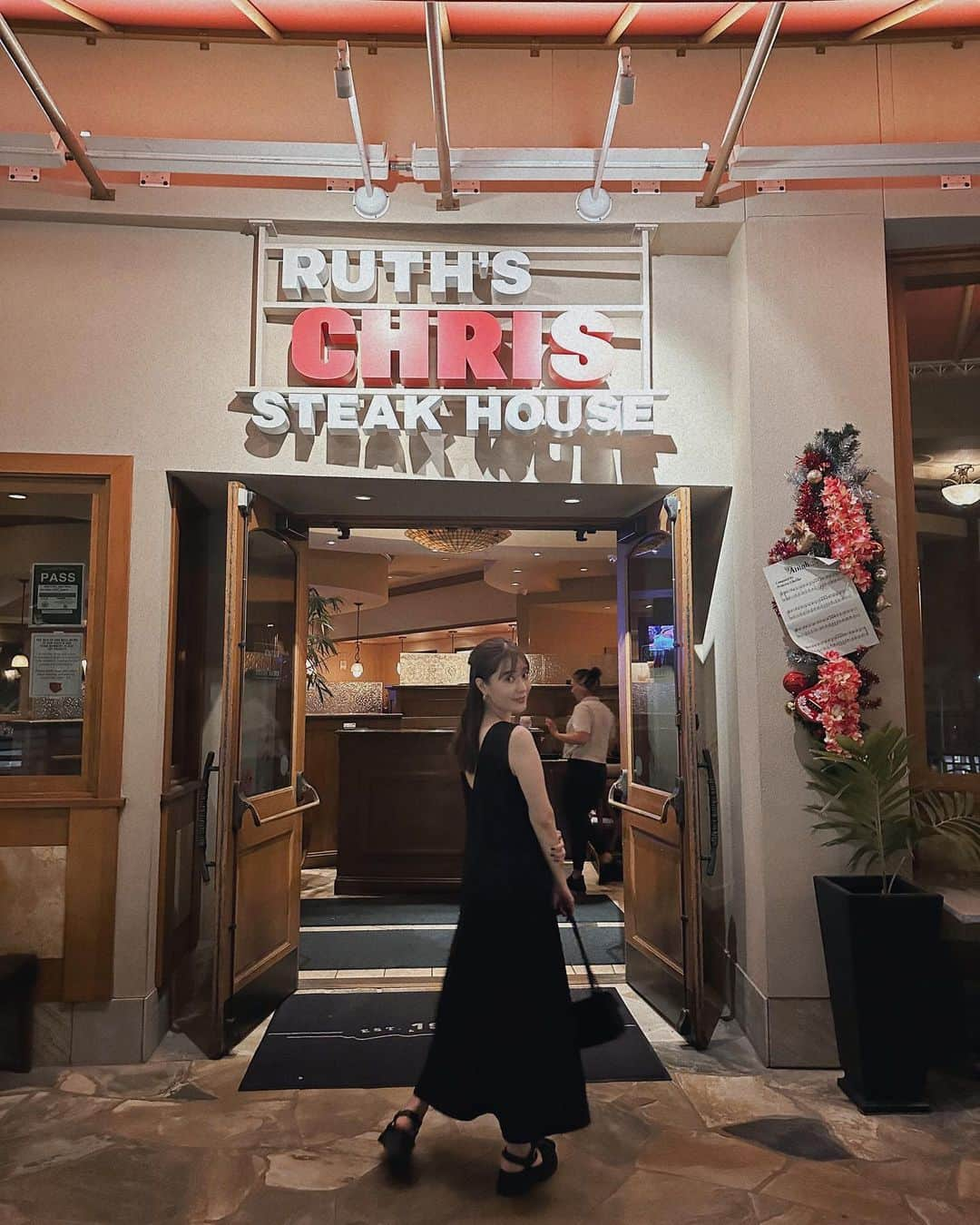 林みなほさんのインスタグラム写真 - (林みなほInstagram)「📍Ruth's Chris Steak House Waikiki (ルースズ・クリス・ステーキハウス)  みんなでドレスアップして 大好きなステーキ屋さんに🖤  トマホークリブアイステーキ さいっこう。 これぞステーキという肉肉しさ、ジューシーさ、肉厚で食べ応えある上にやわらかい。 おすすめのミディアムレアでいただいたけれど、 一人一人熱々のお皿が配られ、そのお皿にはバターが敷かれてるので、自分のお皿に持ってきてまた再度熱を入れながらバターで表面をコーティングすることで、なんということでしょう。下半分は火の通ったステーキ、上半分はローストビーフのような仕上がりに。 あー😮‍💨ため息が出るほど美味しいね。  ありがとうトマホーク。  one-piece… @emmi.jp   #ハワイグルメ#trip#hawaii##ステーキ」11月23日 10時17分 - hayashiminaho