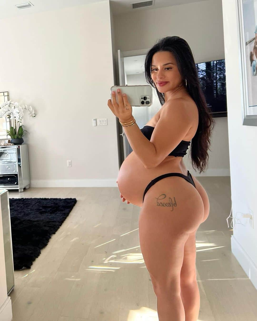 Katya Elise Henryさんのインスタグラム写真 - (Katya Elise HenryInstagram)「32 weeks today 🥹🫶🏽 Yea so I’m officially way too pregnant for anything so if you need me, don’t haha. Wow has this pregnancy flew by, we can’t wait to meet our boy 💙 Pregnant with my 14 month old hits difffffffferent y’all I wasn’t ready lol. The lower back pain has significantly increased, I’m so hungry all the time, very tired, my knees don’t work, and I feel like I have a watermelon in between my legs, but I know every ache, pain, & day that goes by is one step closer to meeting my lil man. It’s bittersweet as a second time momma because you count down the days that it’s just you and your first born, it makes me sad, but soooo happy at the same time that her bestie is about to enter the world. Eating- I’m still keeping it healthy, with occasional cheats. Working out- being honest the 3rd trimester with Zya has taken me out chasing her around 😂 however, I do go on walks daily, and the nesting/organizing my house definitely counts as exercise. Overall, being pregnant is fun to me, it’s veryyyy tough, but I enjoy it. I’m so happy and grateful 🙏🏽 God is so good. I’m due January 17th… when do you think he will come?」11月23日 10時49分 - katyaelisehenry