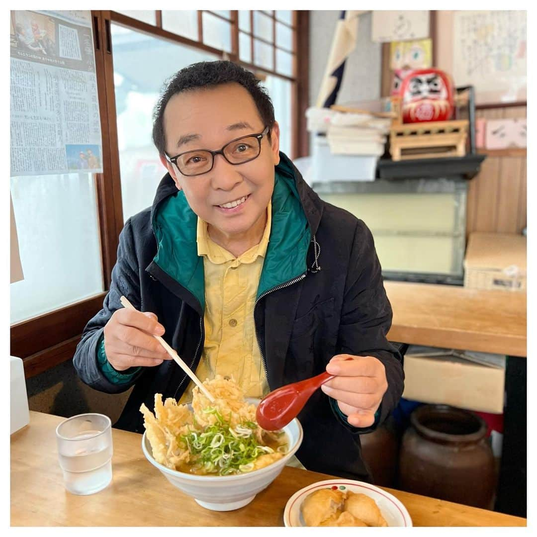 さだまさしさんのインスタグラム写真 - (さだまさしInstagram)「かろのうろん 今日も美味しい「ごぼごぼ+丸天　いなり付き」 ご馳走様でした🙏 . #かろのうろん #手打ちうどん #博多名物 #さだまさし #sadamasashi #いなりずし」11月23日 13時06分 - sada_masashi