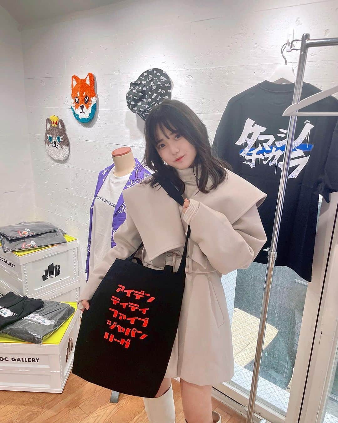 まほこさんのインスタグラム写真 - (まほこInstagram)「原宿で開かれた第5人格IJLのPOP UP STOREに遊びに行ってきたよ〜🦊 店内はIJL関連の展示物が沢山あって賑やかだった！💘 第5人格はIJLっていうesports大会も開催されているんだけど、 そのアパレルブランドアイテムのショルダーバッグをかけてみたよ〜！ 気になる人はチェックしてみてね🙌🏻   #ポップIJL #第5人格IJL #IdentityVJapanLeague #pr」11月23日 14時36分 - mahoko.0918